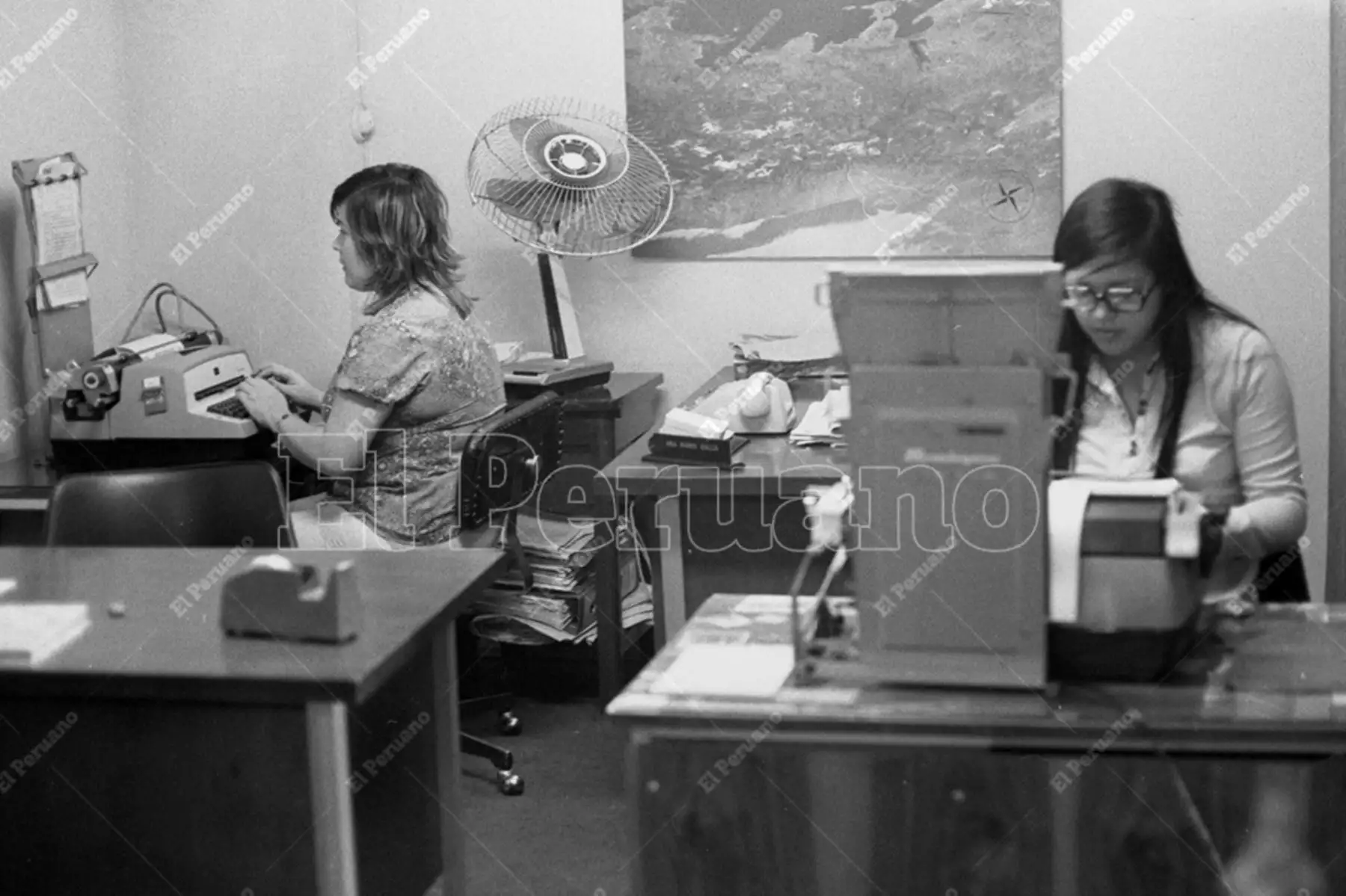 Lima - 18 noviembre 1974 / Las secretarias realizan una amplia gama de tareas administrativas y de apoyo importantes para el funcionamiento eficiente de una empresa o institución pública. Foto: Archivo Histórico de El Peruano / Virgilio Molero