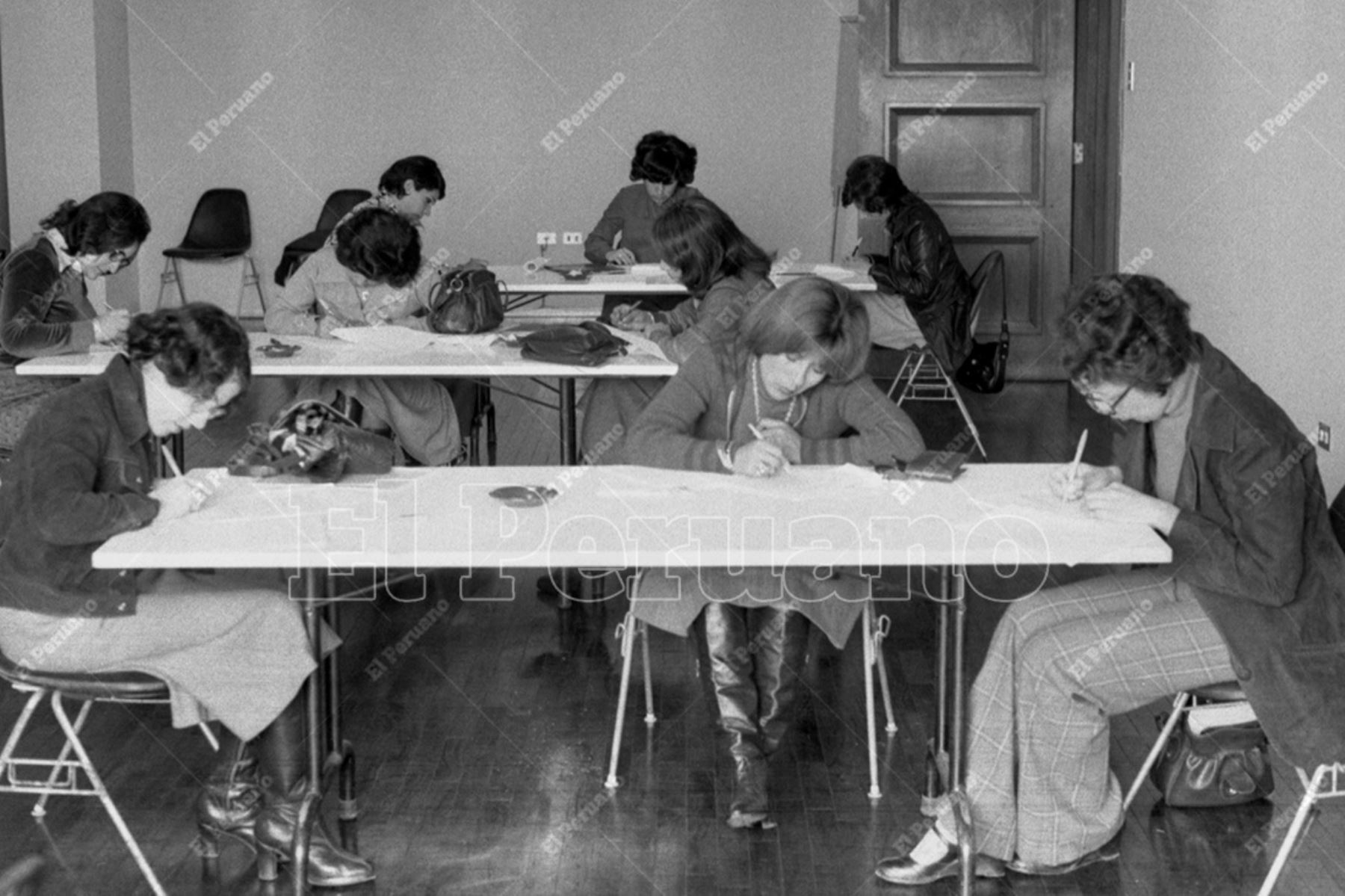 Lima - 20 junio 1977 / Secretarias rinden examen de conocimiento como parte del concurso "Secretaria del Año". Foto:  Archivo Histórico de El Peruano / Raúl Sagástegui
