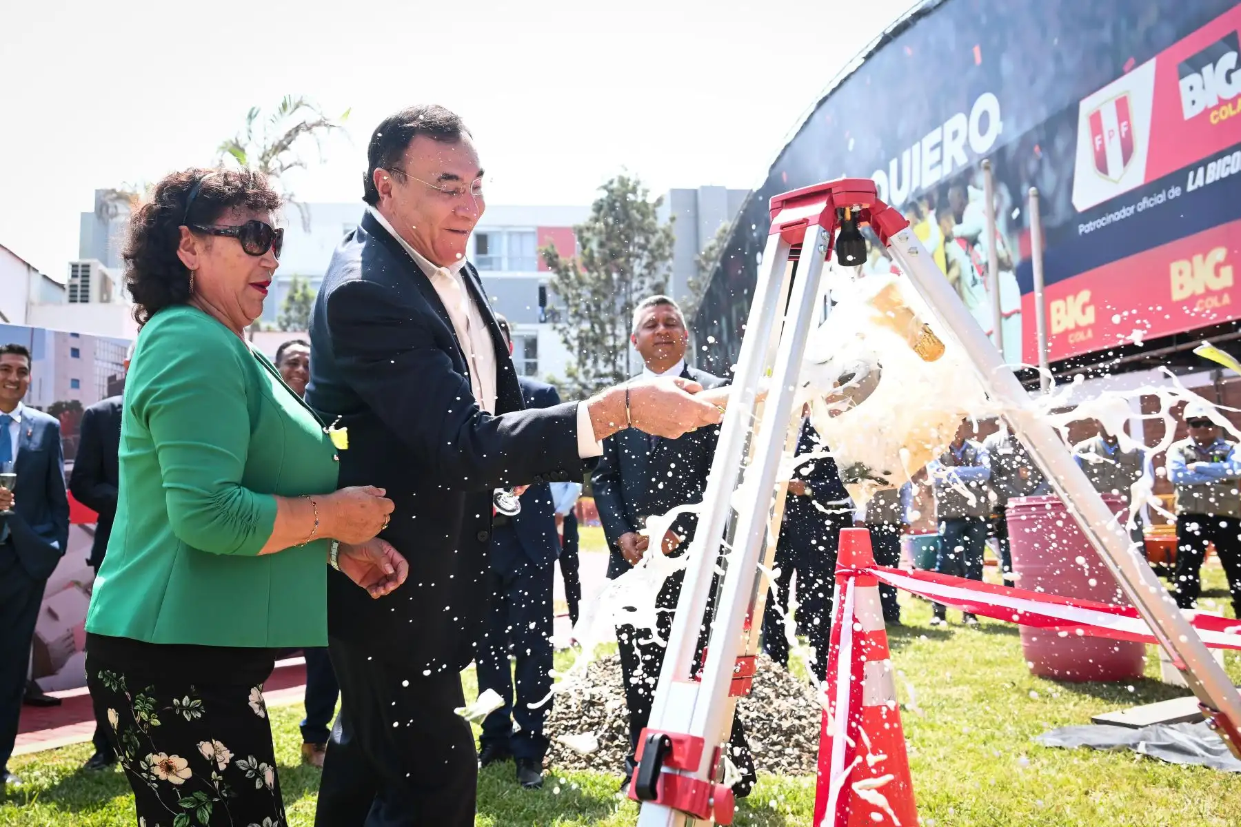 Con la presencia de Christian Cueva, Carlos Zambrano, Jorge Fossati y los representantes de la Federación Peruana de Fútbol, se llevó a cabo la ceremonia de colocación de la primera piedra de lo que será la próxima casa de la selección peruana en la Villa Deportiva Nacional. Según anunció Agustín Lozano, presidente de la FPF,  la obra tardará de 10 a 12 meses en ser construida, la nueva Videna contará con una residencia 5 estrellas, gimnasio, vestuarios, centro médico y un edificio corporativo.
Foto: ANDINA/FPF