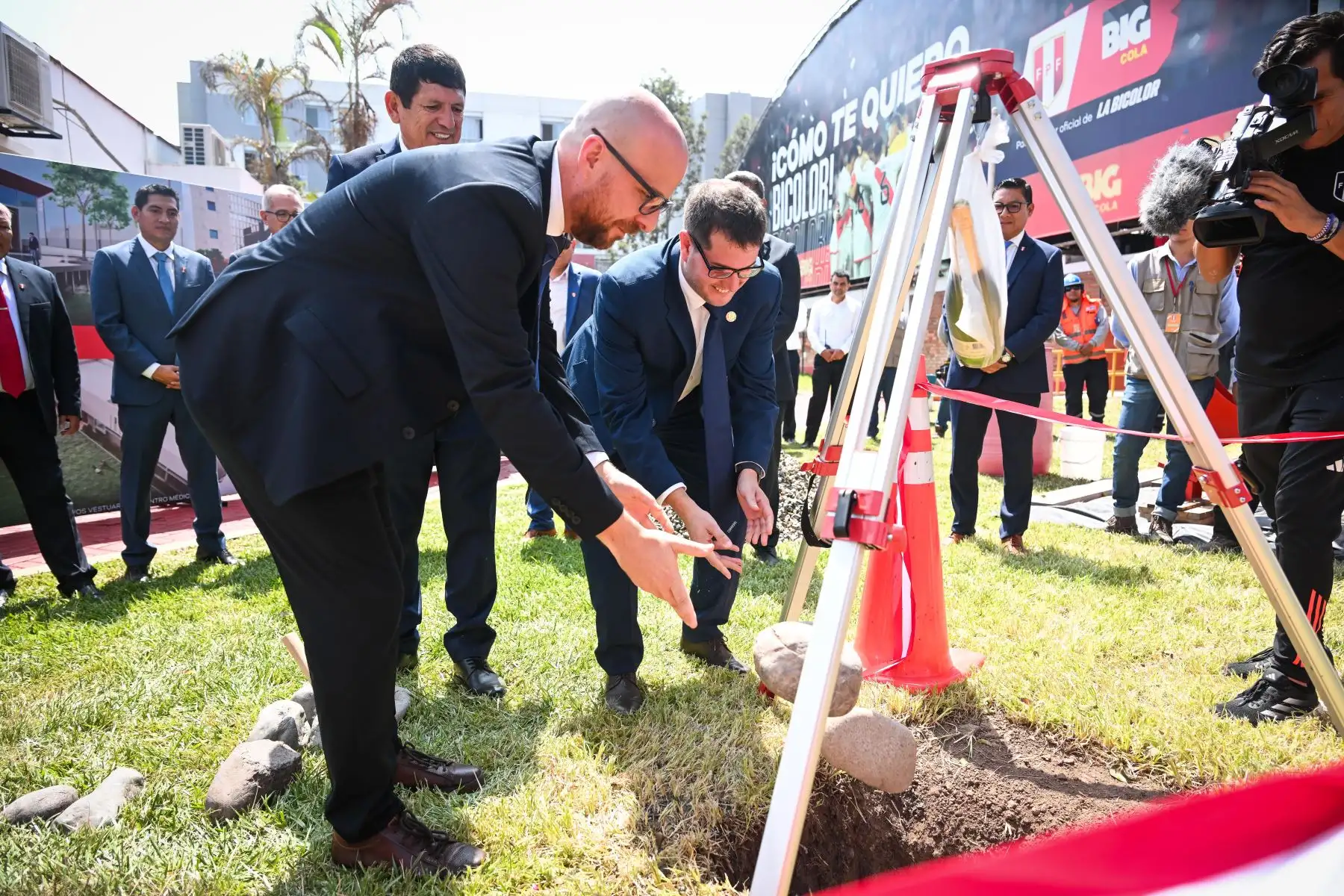Con la presencia de Christian Cueva, Carlos Zambrano, Jorge Fossati y los representantes de la Federación Peruana de Fútbol, se llevó a cabo la ceremonia de colocación de la primera piedra de lo que será la próxima casa de la selección peruana en la Villa Deportiva Nacional. Según anunció Agustín Lozano, presidente de la FPF,  la obra tardará de 10 a 12 meses en ser construida, la nueva Videna contará con una residencia 5 estrellas, gimnasio, vestuarios, centro médico y un edificio corporativo.
Foto: ANDINA/FPF
