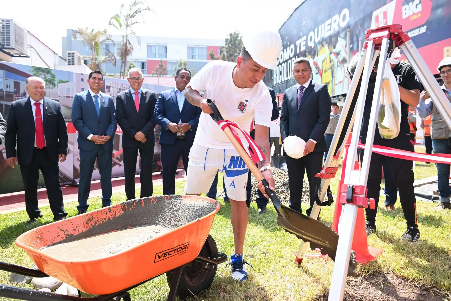 Con la presencia de Christian Cueva, Carlos Zambrano, Jorge Fossati y los representantes de la Federación Peruana de Fútbol, se llevó a cabo la ceremonia de colocación de la primera piedra de lo que será la próxima casa de la selección peruana en la Villa Deportiva Nacional. Según anunció Agustín Lozano, presidente de la FPF,  la obra tardará de 10 a 12 meses en ser construida, la nueva Videna contará con una residencia 5 estrellas, gimnasio, vestuarios, centro médico y un edificio corporativo.
Foto: ANDINA/FPF