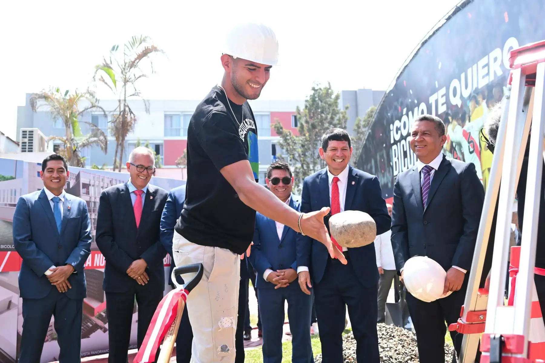 Con la presencia de Christian Cueva, Carlos Zambrano, Jorge Fossati y los representantes de la Federación Peruana de Fútbol, se llevó a cabo la ceremonia de colocación de la primera piedra de lo que será la próxima casa de la selección peruana en la Villa Deportiva Nacional. Según anunció Agustín Lozano, presidente de la FPF,  la obra tardará de 10 a 12 meses en ser construida, la nueva Videna contará con una residencia 5 estrellas, gimnasio, vestuarios, centro médico y un edificio corporativo.
Foto: ANDINA/FPF