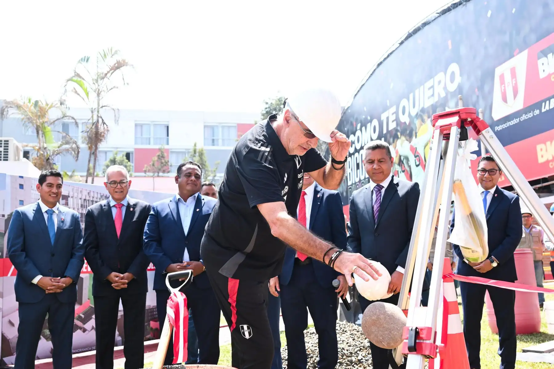 Con la presencia de Christian Cueva, Carlos Zambrano, Jorge Fossati y los representantes de la Federación Peruana de Fútbol, se llevó a cabo la ceremonia de colocación de la primera piedra de lo que será la próxima casa de la selección peruana en la Villa Deportiva Nacional. Según anunció Agustín Lozano, presidente de la FPF,  la obra tardará de 10 a 12 meses en ser construida, la nueva Videna contará con una residencia 5 estrellas, gimnasio, vestuarios, centro médico y un edificio corporativo.
Foto: ANDINA/FPF