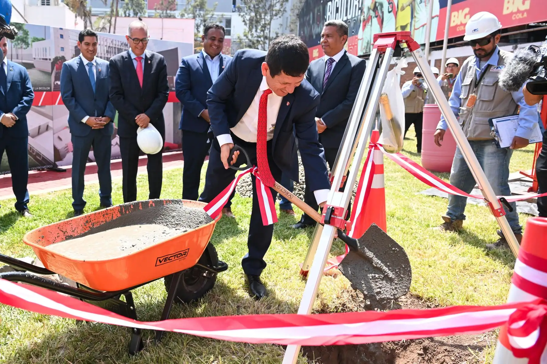 Con la presencia de Christian Cueva, Carlos Zambrano, Jorge Fossati y los representantes de la Federación Peruana de Fútbol, se llevó a cabo la ceremonia de colocación de la primera piedra de lo que será la próxima casa de la selección peruana en la Villa Deportiva Nacional. Según anunció Agustín Lozano, presidente de la FPF,  la obra tardará de 10 a 12 meses en ser construida, la nueva Videna contará con una residencia 5 estrellas, gimnasio, vestuarios, centro médico y un edificio corporativo.
Foto: ANDINA/FPF