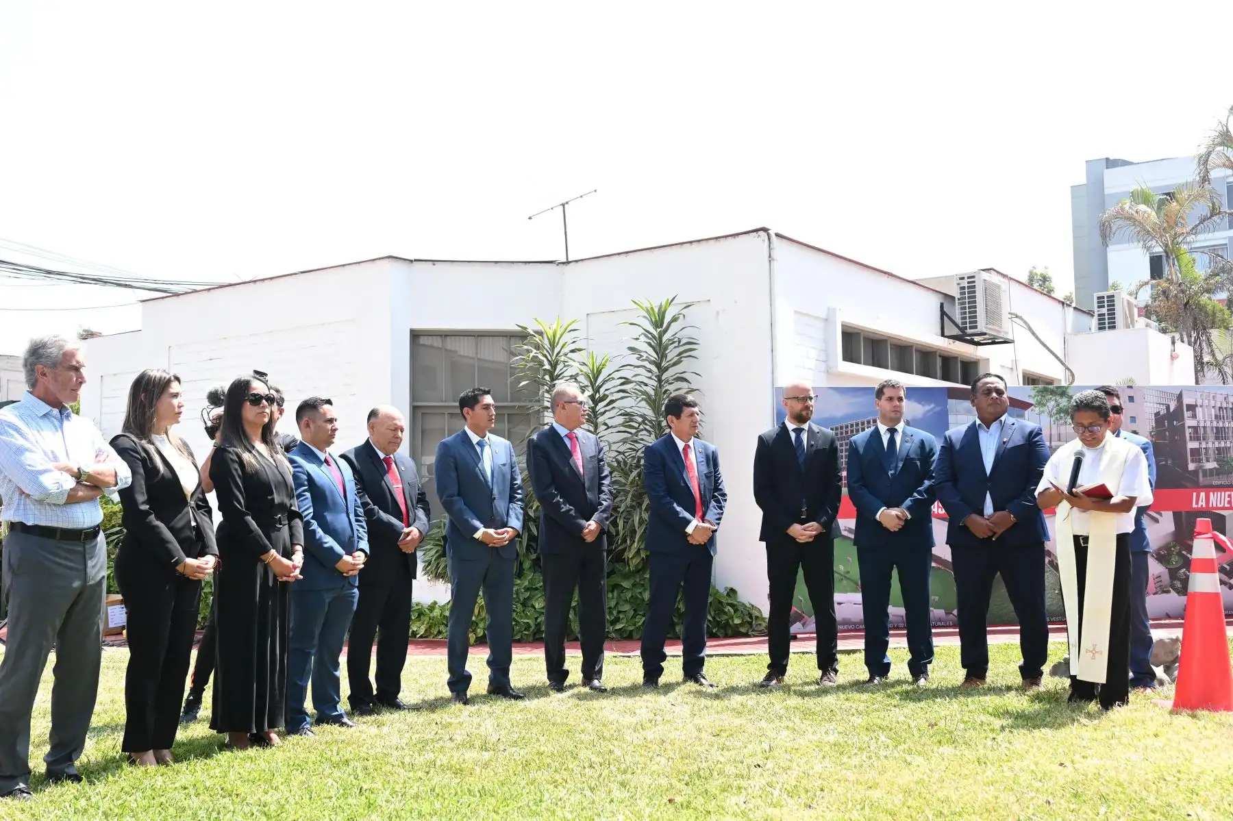 Con la presencia de Christian Cueva, Carlos Zambrano, Jorge Fossati y los representantes de la Federación Peruana de Fútbol, se llevó a cabo la ceremonia de colocación de la primera piedra de lo que será la próxima casa de la selección peruana en la Villa Deportiva Nacional. Según anunció Agustín Lozano, presidente de la FPF,  la obra tardará de 10 a 12 meses en ser construida, la nueva Videna contará con una residencia 5 estrellas, gimnasio, vestuarios, centro médico y un edificio corporativo.
Foto: ANDINA/FPF