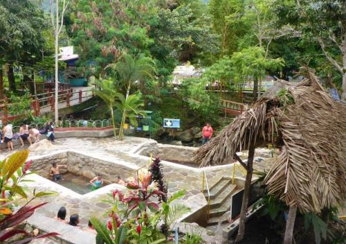 Los baños termales de San Mateo, ubicado en Moyobamba, San Martín, se ha convertido en un destino de moda, luego que el Mincetur revela que este atractivo ocupa el tercer lugar entre los destinos nacionales más visitados en lo que va de 2024. ANDINA/Difusión
