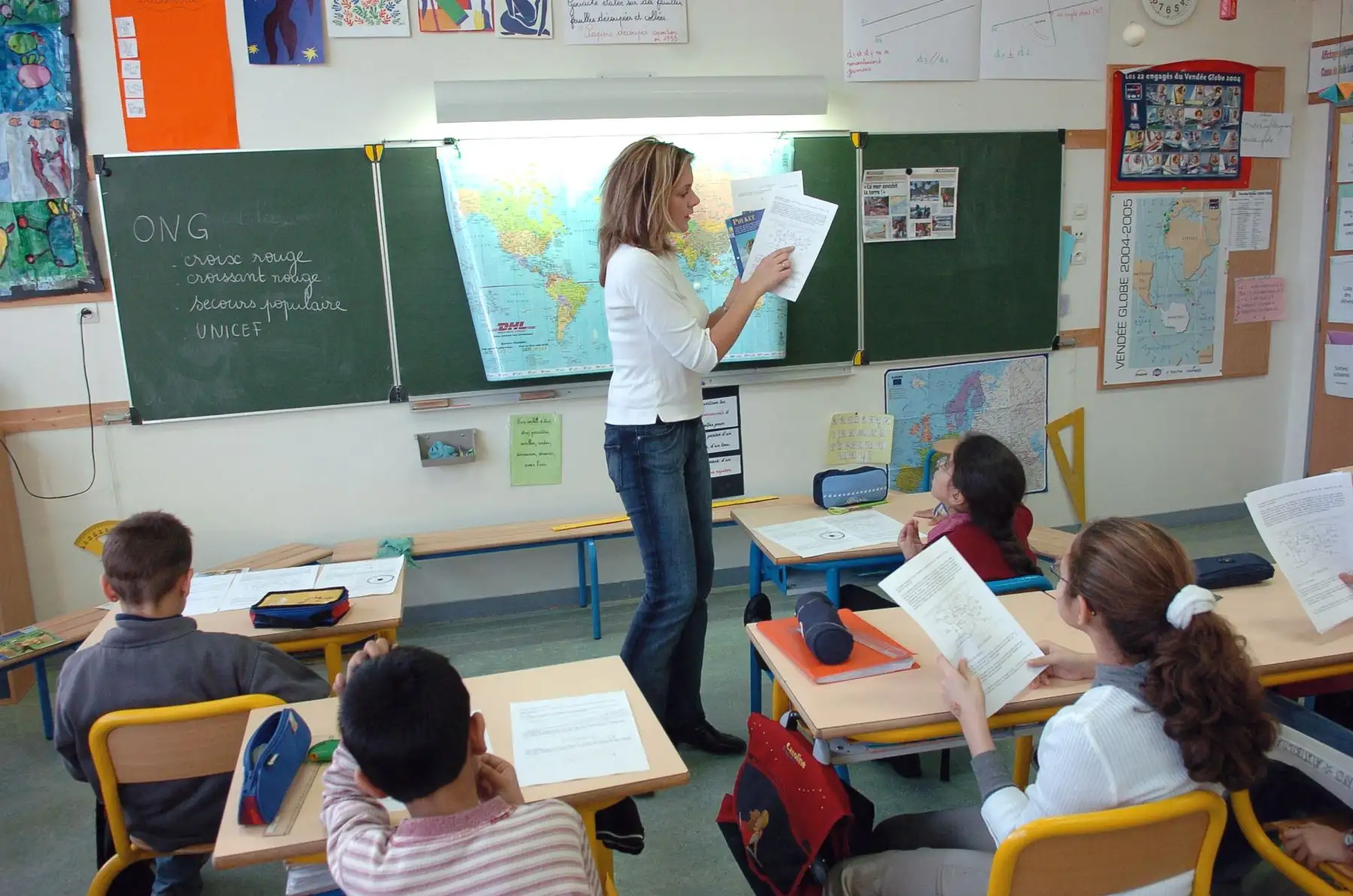 El aprendizaje de al menos dos idiomas durante la etapa escolar, además de la lengua materna, se posiciona como un pilar fundamental para enfrentar las exigencias competitivas del siglo XXI. Foto: AFP