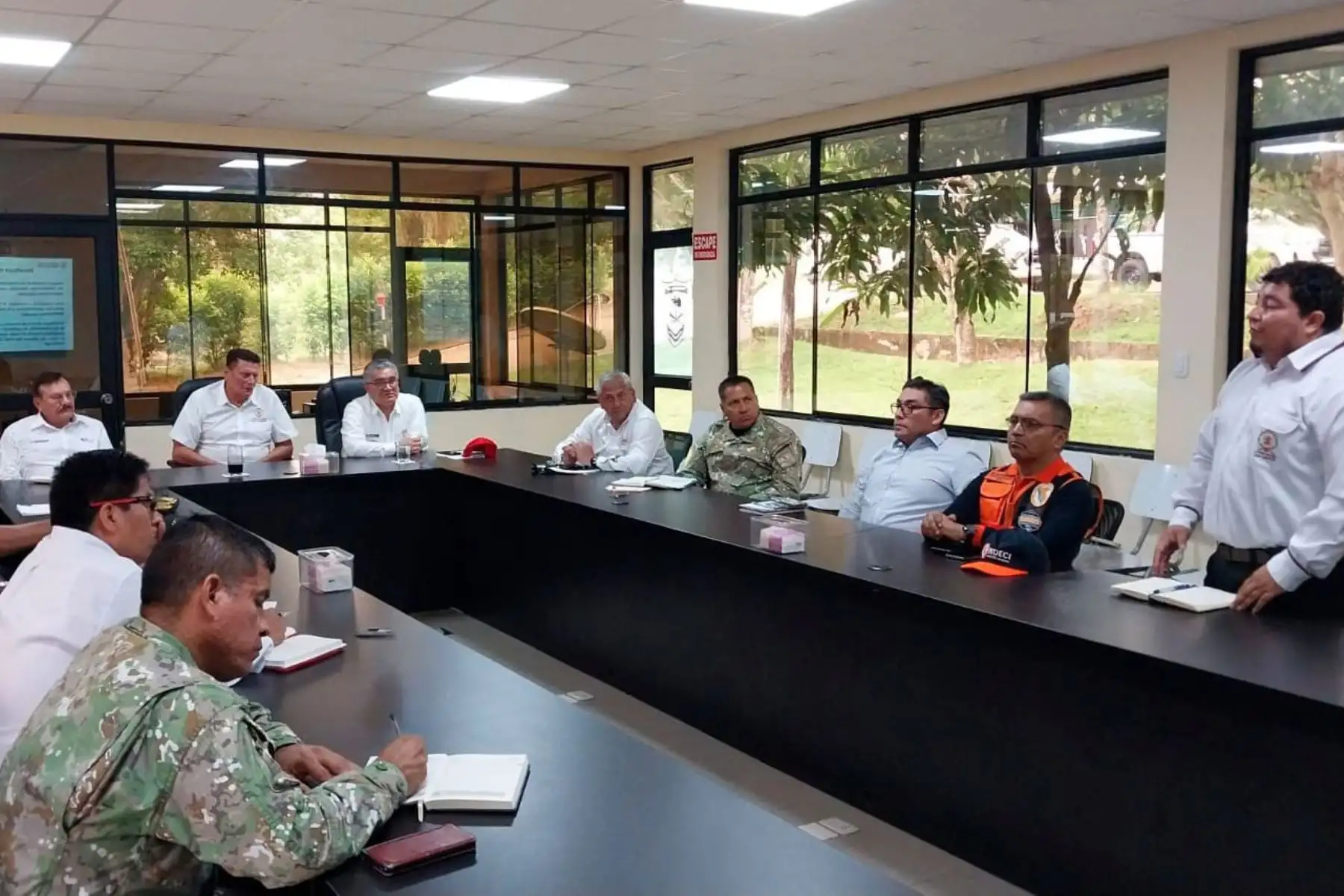 El titular del Interior, Walter Ortiz, sostuvo en Tarapoto una reunión de trabajo con el gobernador de San Martín, Walter Jiménez; y el titular del Ambiente, Juan Carlos Castro. Foto: ANDINA/Mininter