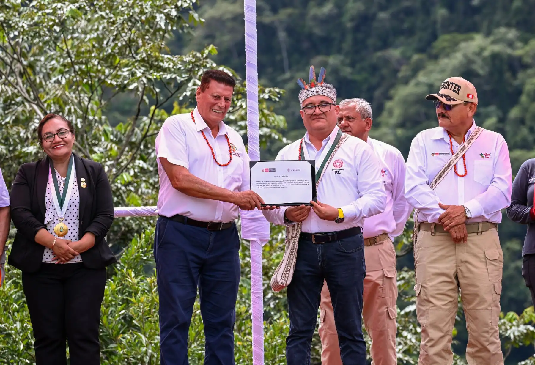 Como parte de las actividades programadas, el Minam también hizo entrega al Gobierno Regional de San Martín de un lote de equipos tecnológicos y bienes para fortalecer las actividades de monitoreo y vigilancia de los bosques.
Foto: ANDINA/MINAM