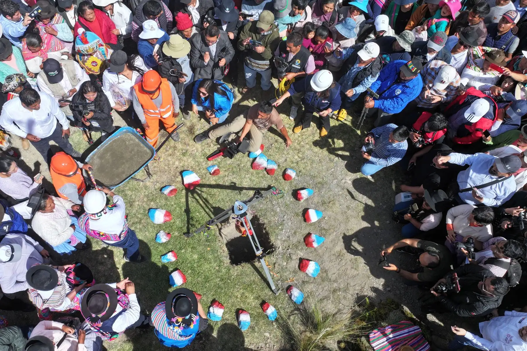 Con la colocación de la primera piedra, el ministro de Salud, César Vásquez Sánchez, dio inicio hoy a las obras para la construcción del nuevo hospital de Pampas, ubicado en la provincia de Tayacaja, región Huancavelica, que beneficiará a más un millón 617,000 huancavelicanos. Foto: ANDINA/MINSA