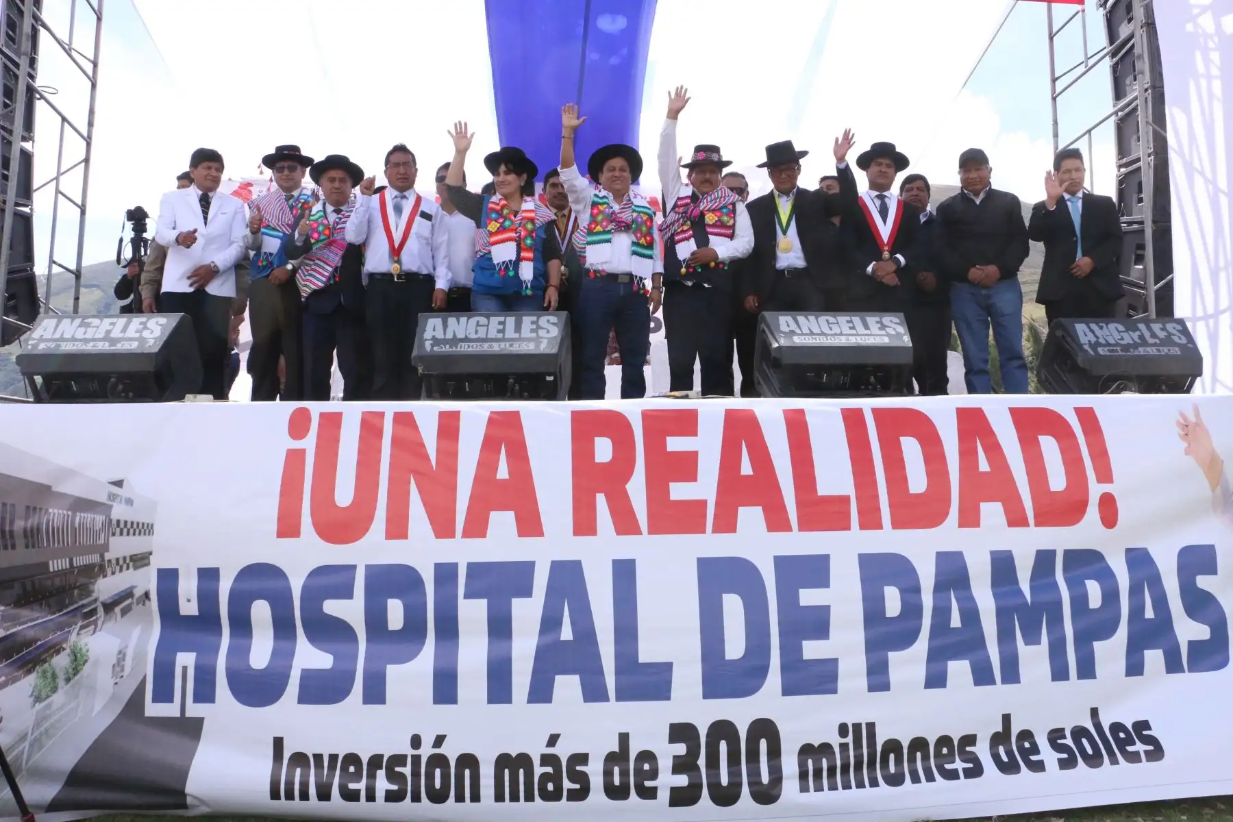 Con la colocación de la primera piedra, el ministro de Salud, César Vásquez Sánchez, dio inicio hoy a las obras para la construcción del nuevo hospital de Pampas, ubicado en la provincia de Tayacaja, región Huancavelica, que beneficiará a más un millón 617,000 huancavelicanos. Foto: ANDINA/MINSA