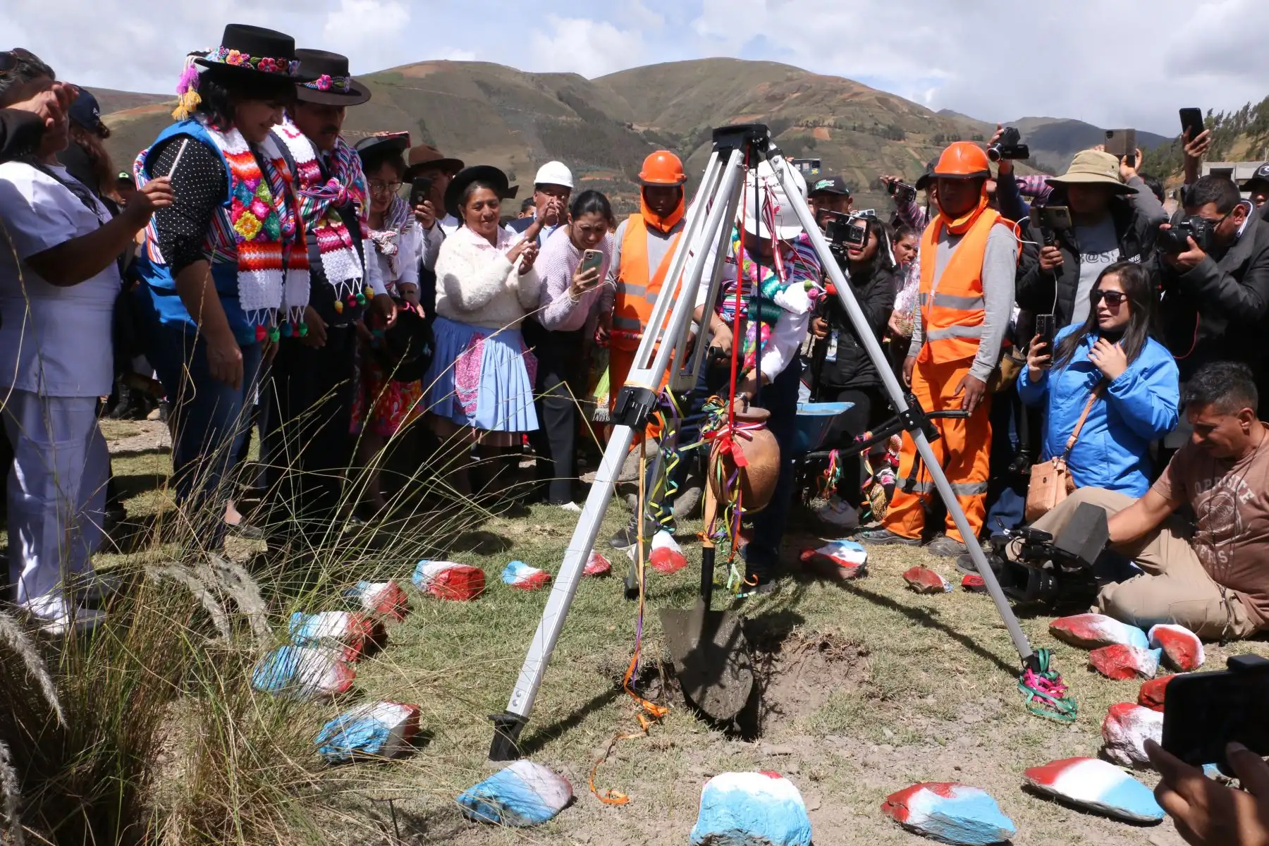 El ministro de Salud, César Vásquez Sánchez, colocó la primera piedra y dio inicio a las obras para la construcción del nuevo Hospital de Pampas, ubicado en la provincia de Tayacaja, región Huancavelica, que beneficiará a más un millón 617 000 huancavelicanos. Foto: ANDINA/Difusión
