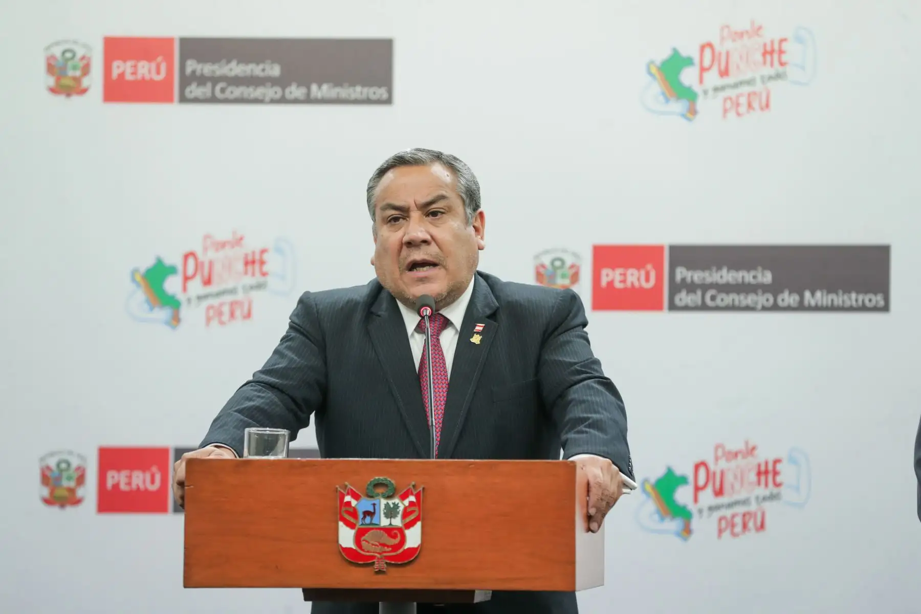 El presidente del Consejo de Ministros, Gustavo Adrianzén, anunció hoy un apoyo extraordinario de 500 millones de soles destinado para que los gobiernos locales puedan desarrollar los proyectos que tengan en marcha y con la finalidad de mitigar la contracción de la actividad económica. En conferencia de prensa, acompañado por el ministro de Economía, José Arista, indicó que esta medida se toma atendiendo a las demandas de varios gobiernos subnacionales, siendo que en breve se publicará en la edición extraordinaria en el Diario Oficial El Peruano, un decreto de urgencia que establece oficializa este apoyo.

Foto: ANDINA/PCM
