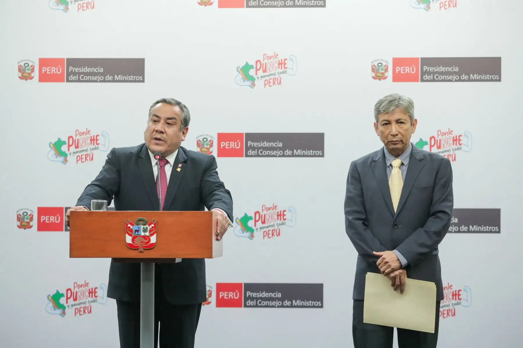 El presidente del Consejo de Ministros, Gustavo Adrianzén, anunció hoy un apoyo extraordinario de 500 millones de soles destinado para que los gobiernos locales puedan desarrollar los proyectos que tengan en marcha y con la finalidad de mitigar la contracción de la actividad económica. En conferencia de prensa, acompañado por el ministro de Economía, José Arista, indicó que esta medida se toma atendiendo a las demandas de varios gobiernos subnacionales, siendo que en breve se publicará en la edición extraordinaria en el Diario Oficial El Peruano, un decreto de urgencia que establece oficializa este apoyo.

Foto: ANDINA/PCM