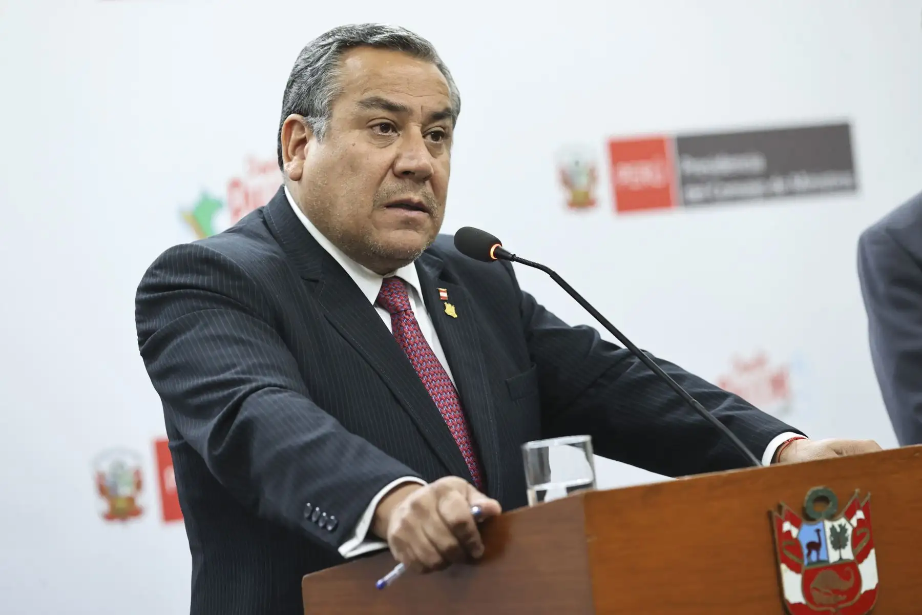 El presidente del Consejo de Ministros, Gustavo Adrianzén, anunció hoy un apoyo extraordinario de 500 millones de soles destinado para que los gobiernos locales puedan desarrollar los proyectos que tengan en marcha y con la finalidad de mitigar la contracción de la actividad económica. En conferencia de prensa, acompañado por el ministro de Economía, José Arista, indicó que esta medida se toma atendiendo a las demandas de varios gobiernos subnacionales, siendo que en breve se publicará en la edición extraordinaria en el Diario Oficial El Peruano, un decreto de urgencia que establece oficializa este apoyo.

Foto: ANDINA/PCM