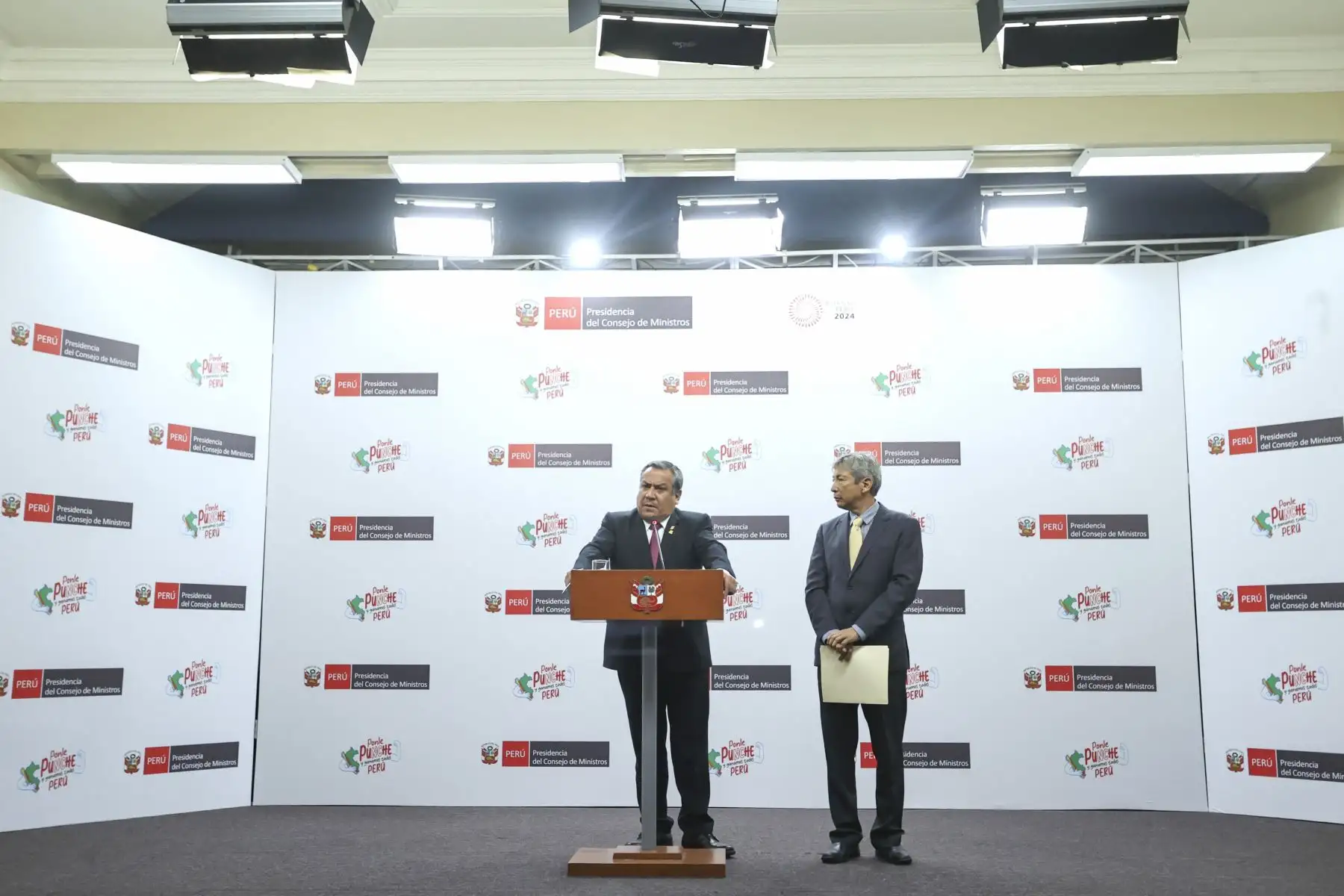 El presidente del Consejo de Ministros, Gustavo Adrianzén, anunció hoy un apoyo extraordinario de 500 millones de soles destinado para que los gobiernos locales puedan desarrollar los proyectos que tengan en marcha y con la finalidad de mitigar la contracción de la actividad económica. En conferencia de prensa, acompañado por el ministro de Economía, José Arista, indicó que esta medida se toma atendiendo a las demandas de varios gobiernos subnacionales, siendo que en breve se publicará en la edición extraordinaria en el Diario Oficial El Peruano, un decreto de urgencia que establece oficializa este apoyo.

Foto: ANDINA/PCM