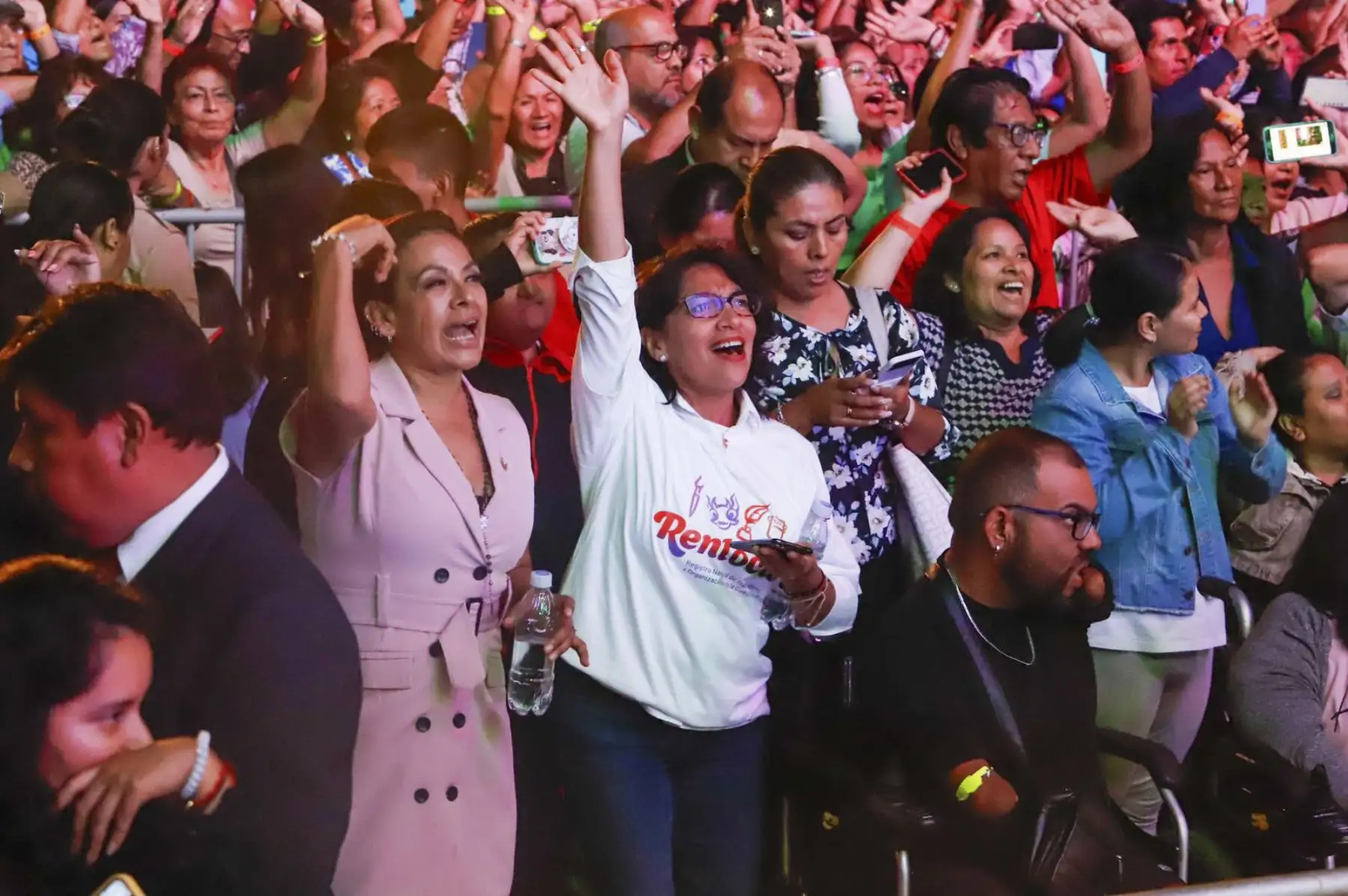 Todo un éxito resultó el Afuera Fest – Edición Bicentenario, que reunió a cerca de dos mil personas en el Ministerio de Cultura, que bailaron, cantaron y se divirtieron en las cinco horas que duró el espectáculo musical gratuito. En esta oportunidad, el público asistente disfrutó de la maestría de Amanda Portales, la fuerza de Ruby Palomino, la diversión con Mauricio Mesones y la clase del legendario grupo piurano, Armonía 10; así como la música tradicional andina de la orquesta La Cecilia de Ayacucho.
Fot