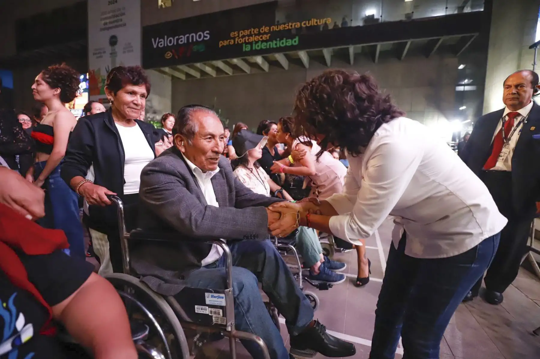 Durante el desarrollo del evento, el Ministerio de Cultura brindó espacios preferenciales a las personas usuarias de silla de ruedas y miembros de la comunidad sorda e hipoacúsica. Estos últimos recibirán, además, asistencia de personal capacitado en Lengua de Señas Peruana, chalecos vibratorios para los primeros en llegar y una pantalla con sobretitulación en directo.
Foto: ANDINA/MINCUL