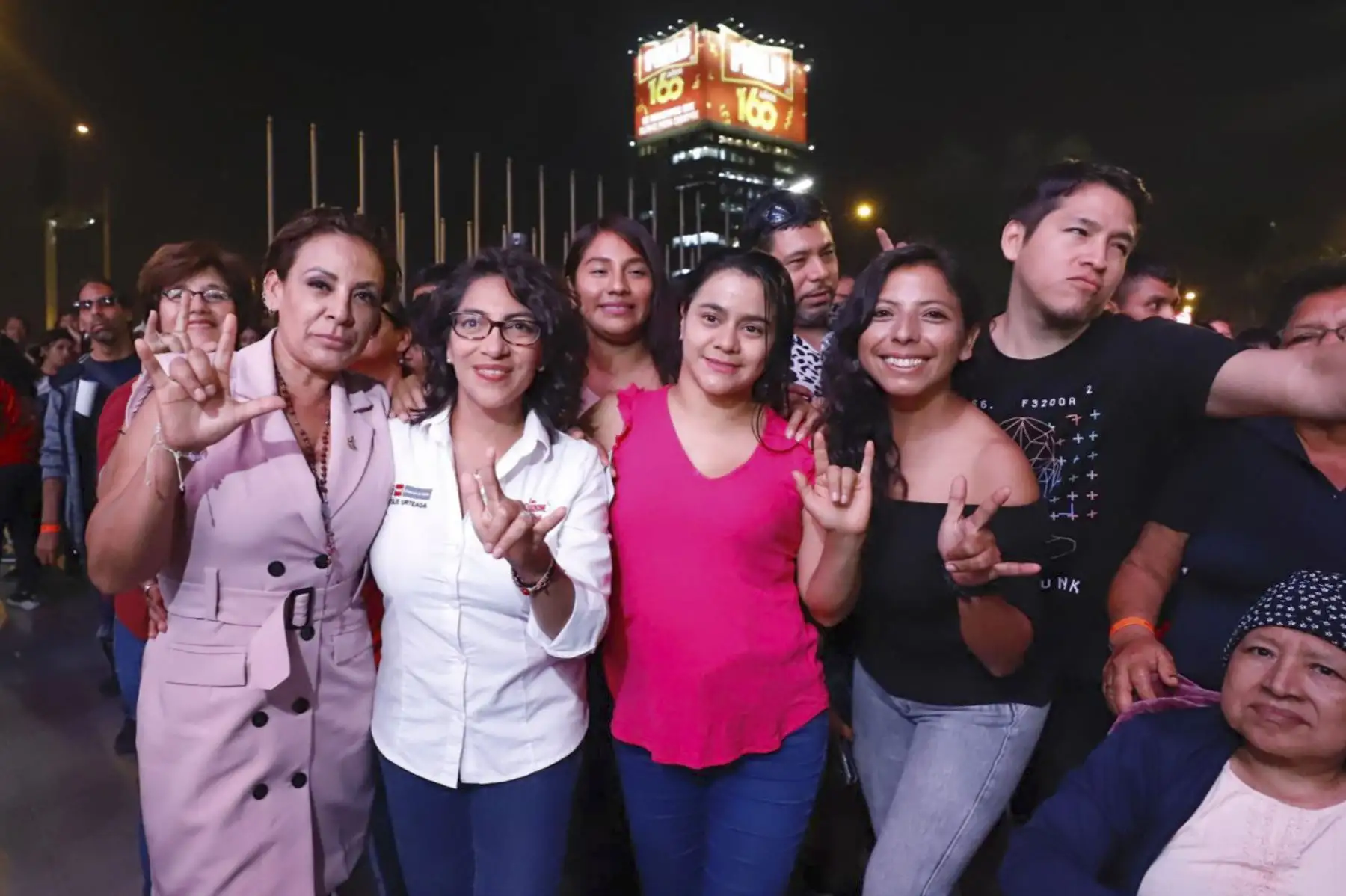 Todo un éxito resultó el Afuera Fest – Edición Bicentenario, que reunió a cerca de dos mil personas en el Ministerio de Cultura, que bailaron, cantaron y se divirtieron en las cinco horas que duró el espectáculo musical gratuito. En esta oportunidad, el público asistente disfrutó de la maestría de Amanda Portales, la fuerza de Ruby Palomino, la diversión con Mauricio Mesones y la clase del legendario grupo piurano, Armonía 10; así como la música tradicional andina de la orquesta La Cecilia de Ayacucho.
Fot