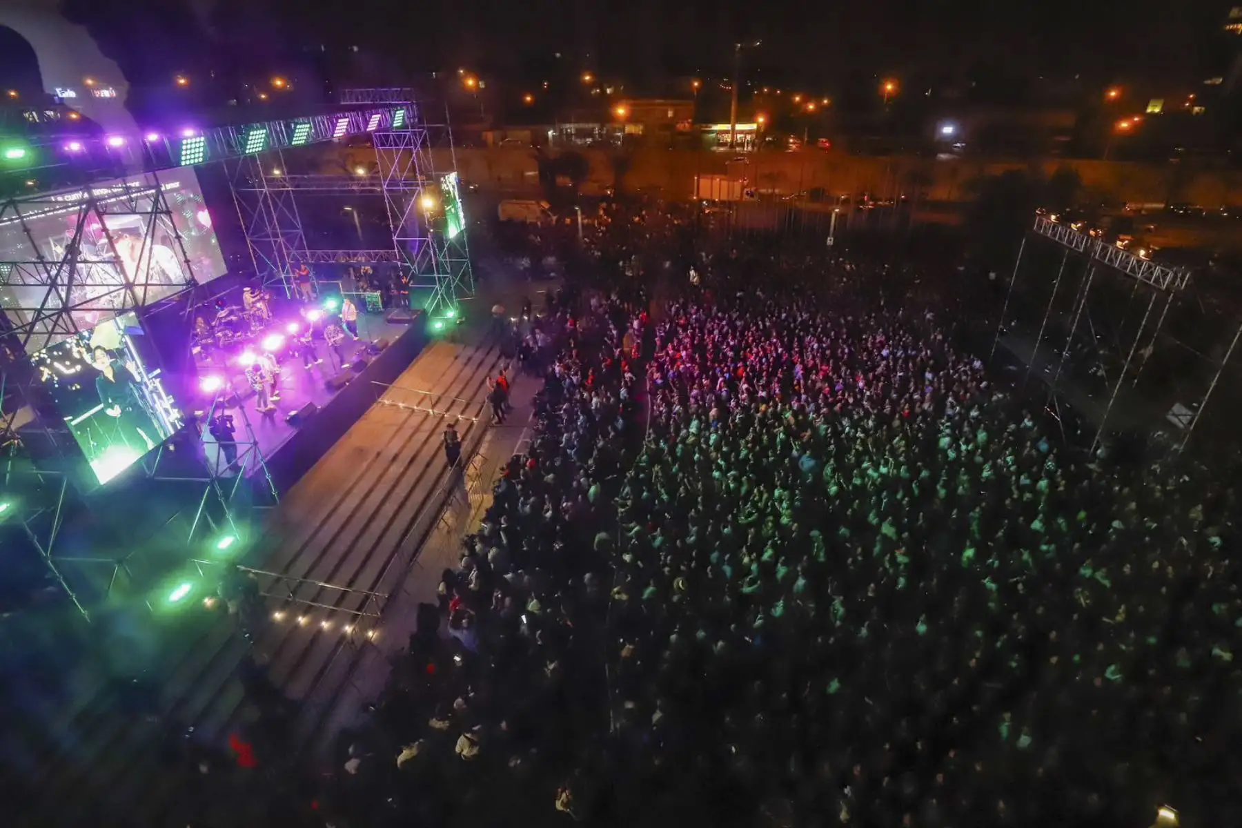 Todo un éxito resultó el Afuera Fest – Edición Bicentenario, que reunió a cerca de dos mil personas en el Ministerio de Cultura, que bailaron, cantaron y se divirtieron en las cinco horas que duró el espectáculo musical gratuito. En esta oportunidad, el público asistente disfrutó de la maestría de Amanda Portales, la fuerza de Ruby Palomino, la diversión con Mauricio Mesones y la clase del legendario grupo piurano, Armonía 10; así como la música tradicional andina de la orquesta La Cecilia de Ayacucho.
Foto: ANDINA/MINCUL