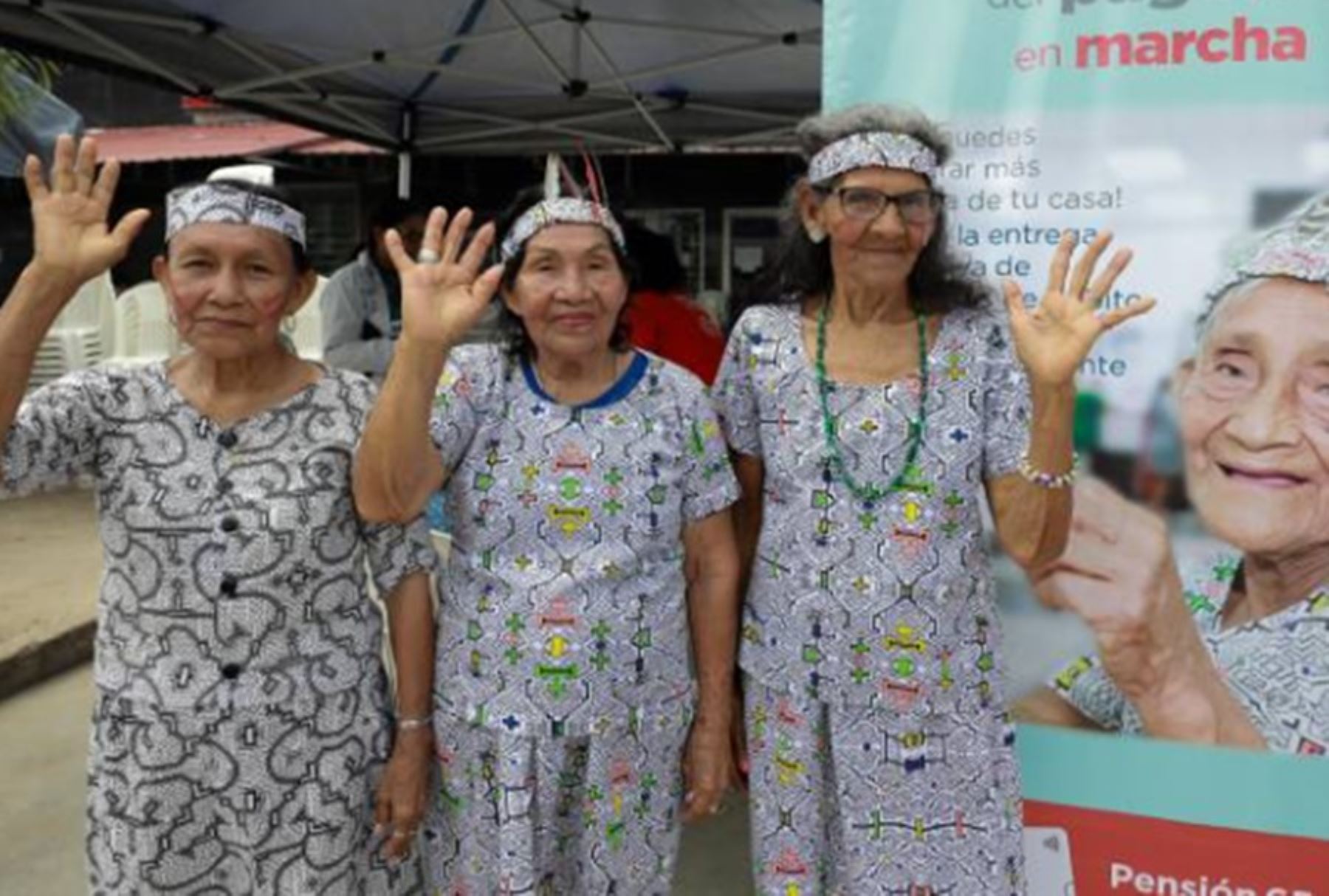 Usuarias de Pensión 65 del distrito de Belén, provincia de Maynas, departamento de Loreto, que cumplen 12 años transmitiendo costumbres y alegría a través de las danzas típicas de la selva peruana.