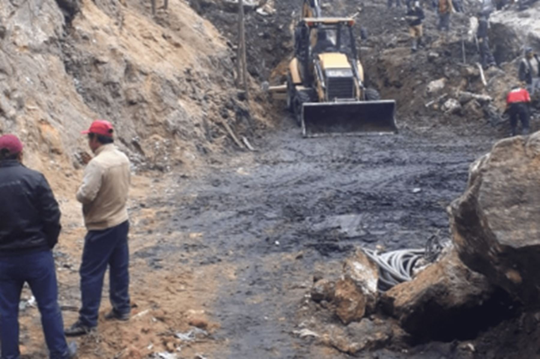 Al menos cinco personas quedaron atrapadas tras registrarse esta madrugada el derrumbe en el interior del socavón de una presunta mina informal ubicada en el caserío de Llaray, distrito de Quiruvilca, provincia de Santiago de Chuco, departamento de La Libertad.