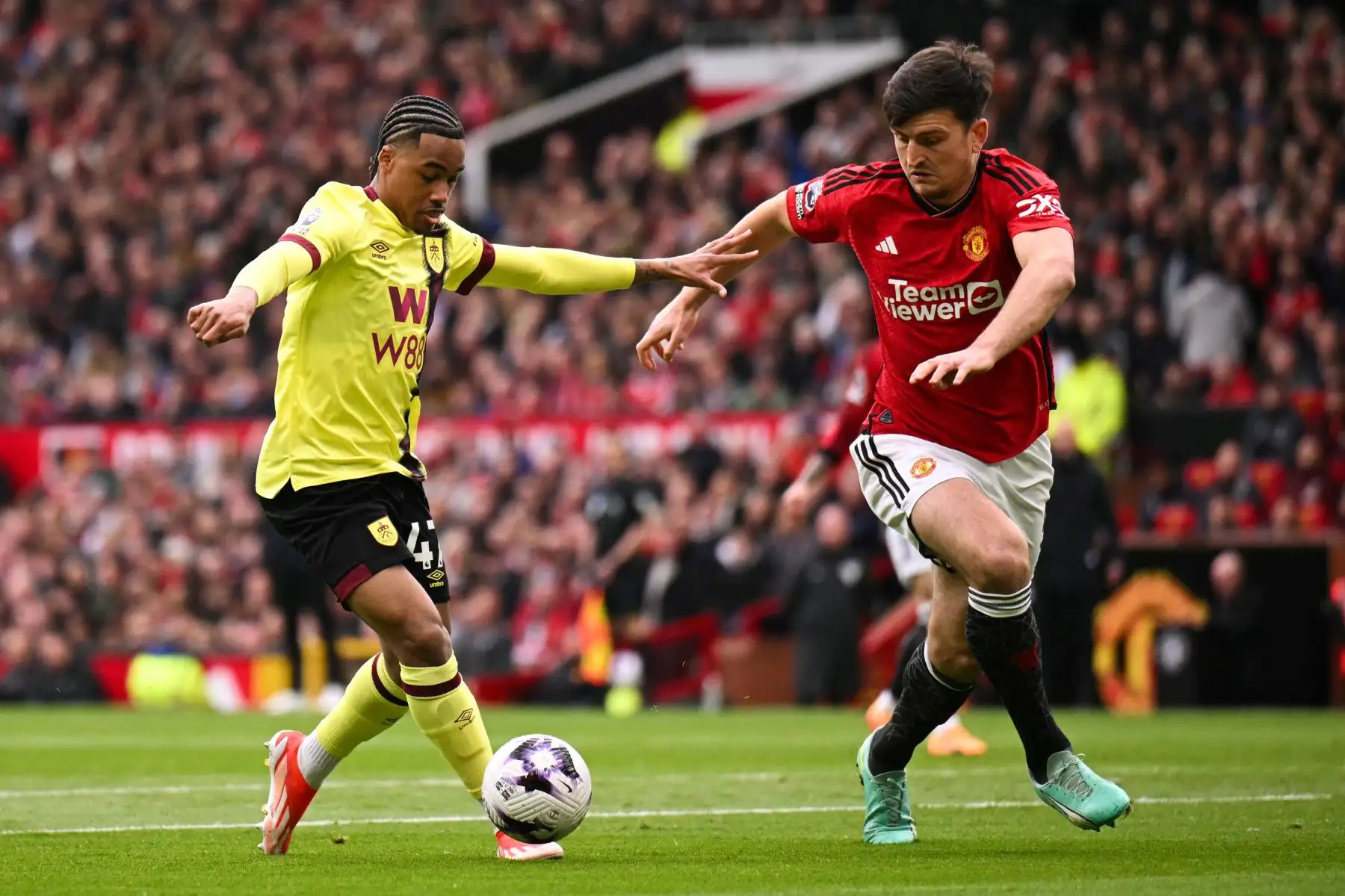 El delantero francés del Burnley Wilson Odobert  lucha por el balón con el defensor inglés del Manchester United  Harry Maguire durante el partido de fútbol de la Premier League inglesa entre Manchester United y Burnley. Foto: ANDINA/AFP