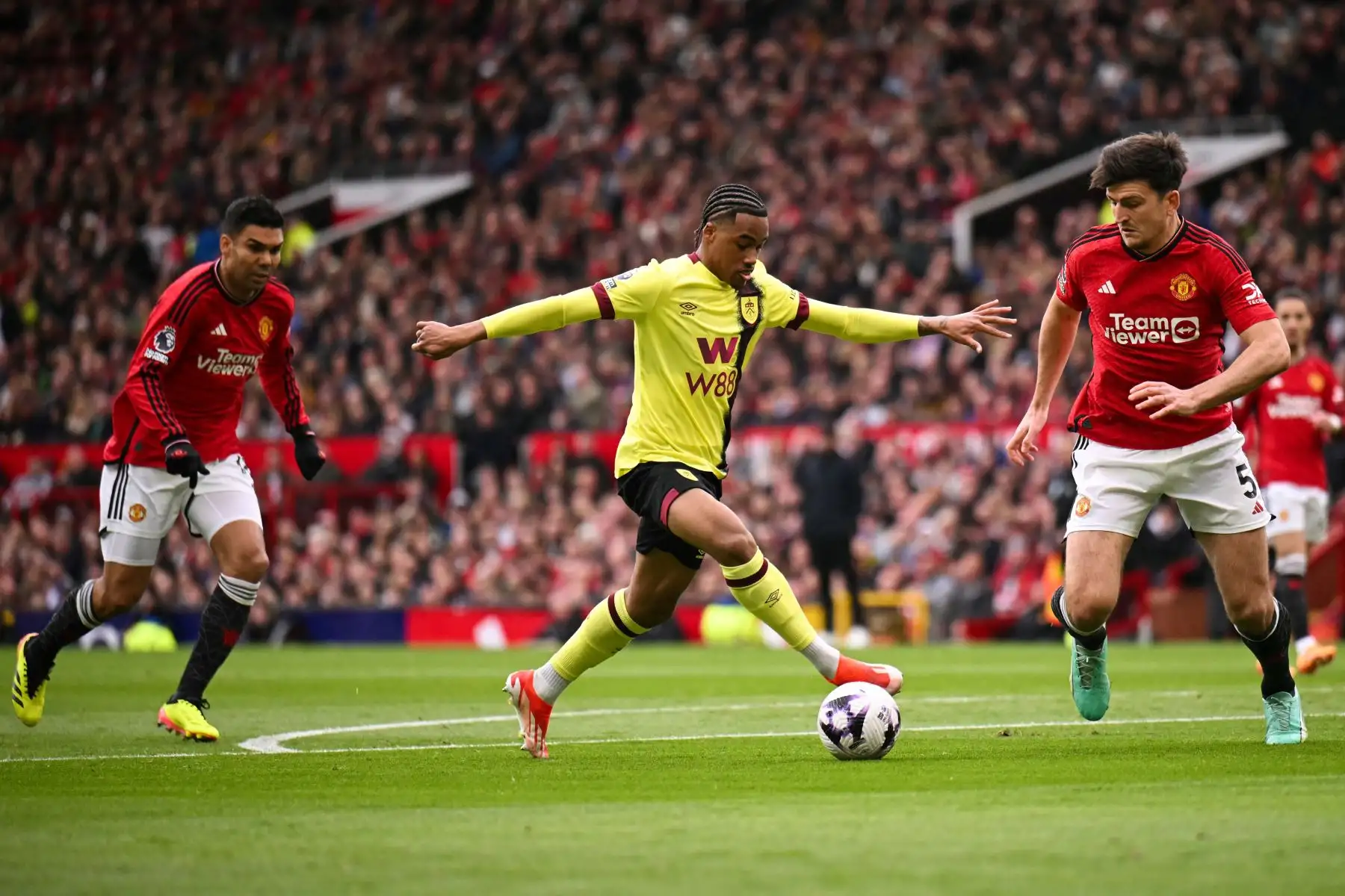 El delantero francés de Burnley Wilson Odobert  lucha por el balón con el centrocampista brasileño del Manchester United Casemiro y el defensor inglés del Manchester United Harry Maguire durante el partido de fútbol de la Liga Premier inglesa entre Manchester United y Burnley. Foto: ANDINA/AFP