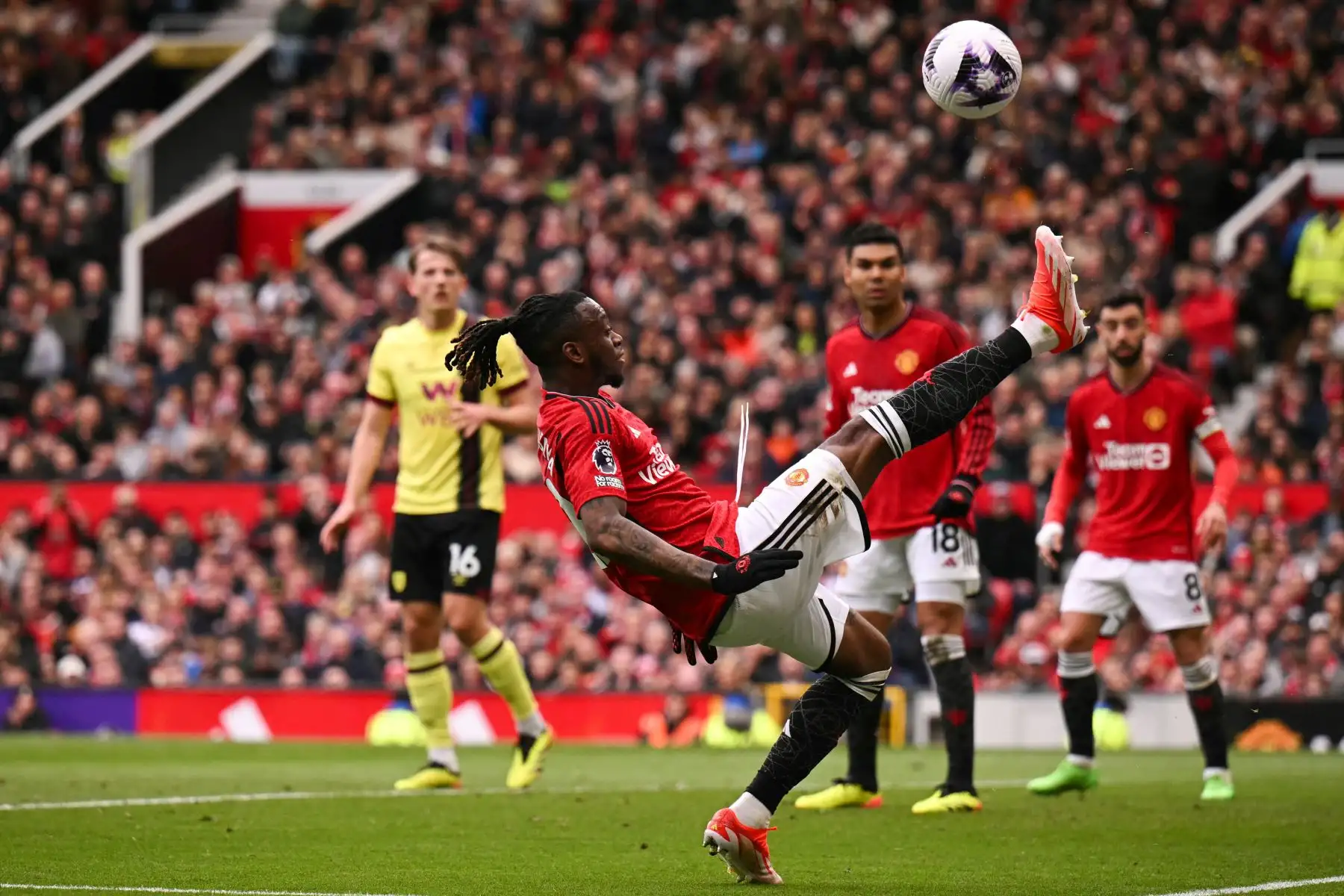 El defensa inglés del Manchester United Aaron Wan-Bissaka despeja el balón durante el partido de fútbol de la Premier League inglesa entre el Manchester United y el Burnley.
Foto: ANDINA/AFP