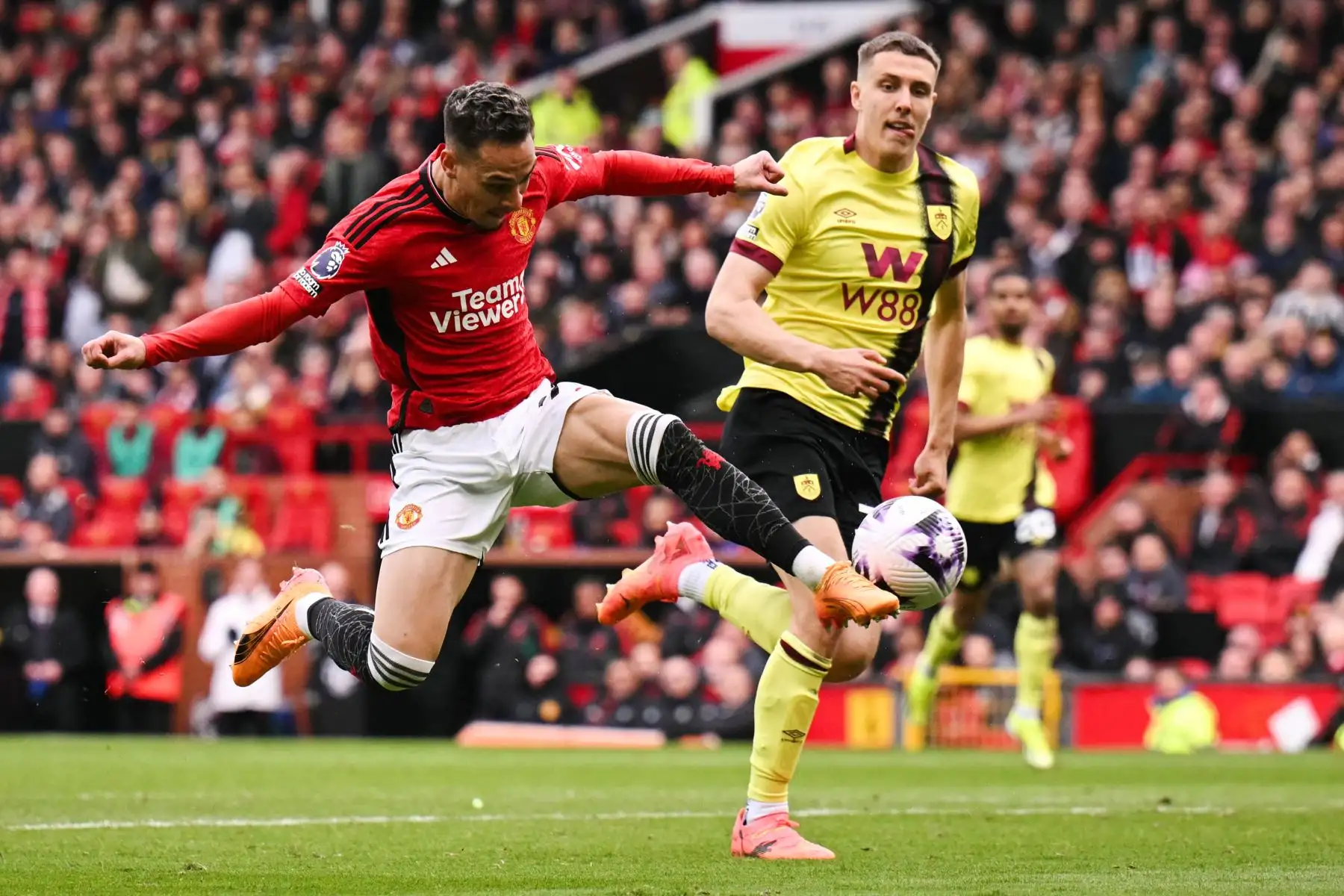 El centrocampista brasileño del Manchester United Antony controla el balón durante el partido de fútbol de la Premier League inglesa entre el Manchester United y el Burnley. Foto: ANDINA/AFP