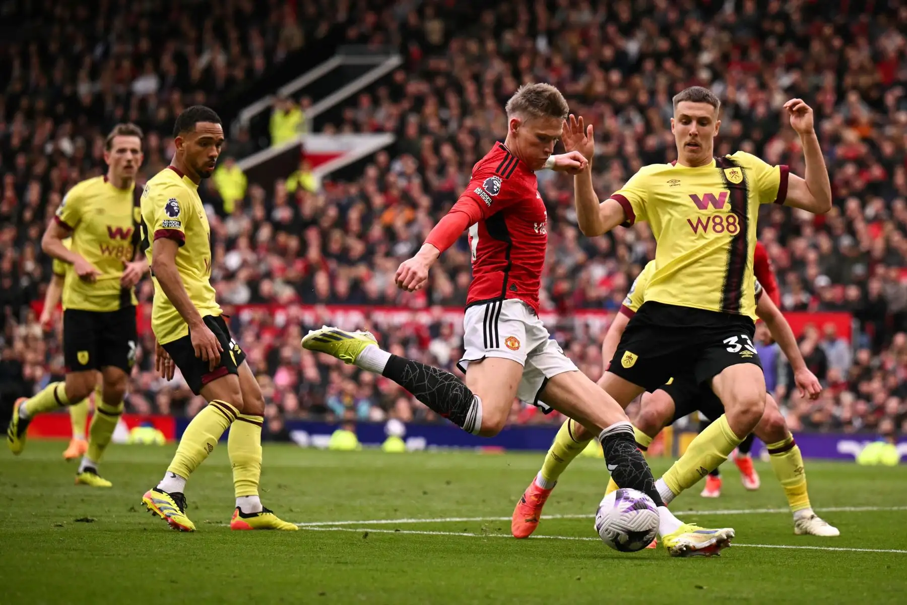 El centrocampista escocés del Manchester United Scott McTominay dispara el balón durante el partido de fútbol de la Premier League inglesa entre el Manchester United y el Burnley. 
Foto: ANDINA/AFP