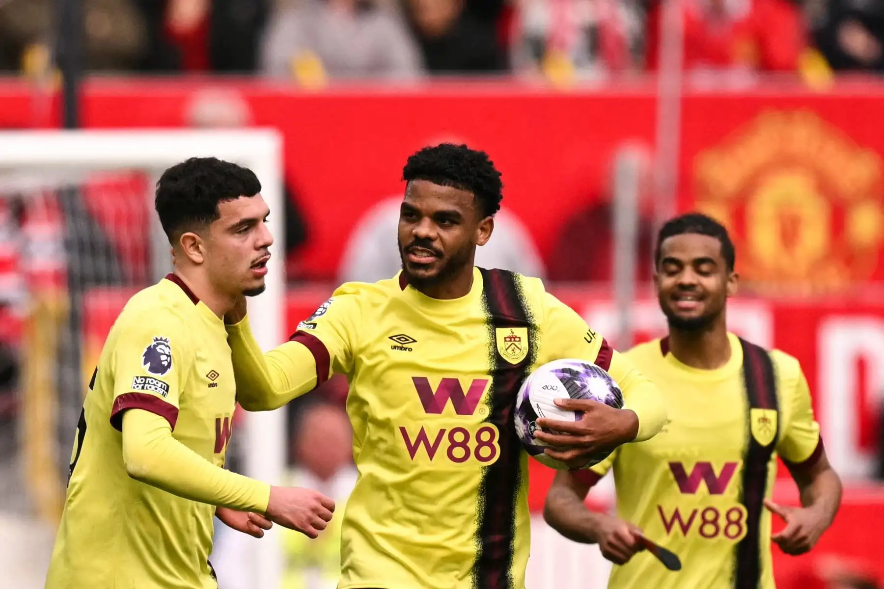 El delantero suizo de Burnley, Zeki Amdouni, celebra con sus compañeros de equipo después de marcar el primer gol de su equipo durante el partido de fútbol de la Premier League inglesa entre Manchester United y Burnley. Foto: ANDINA/AFP