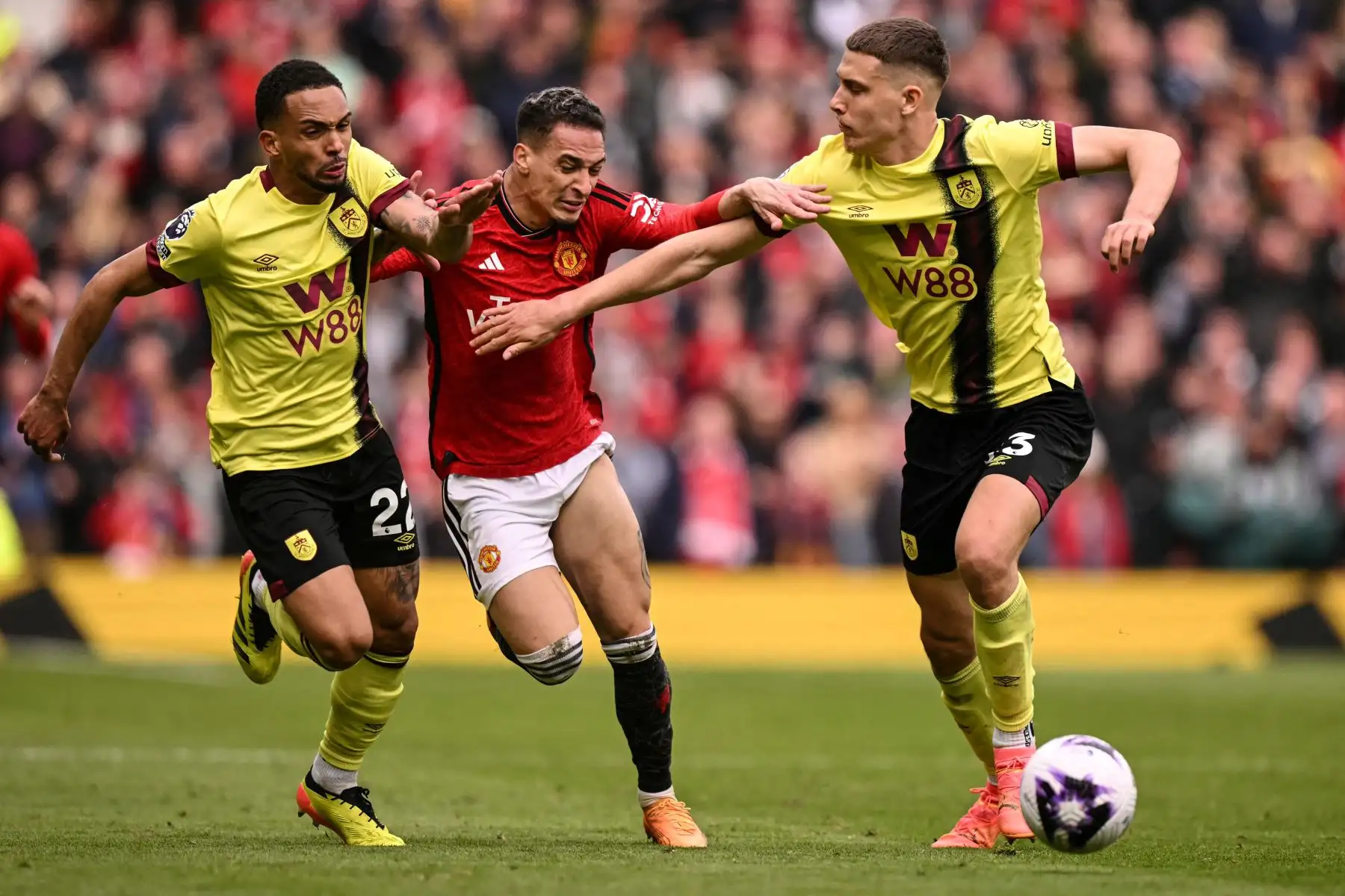 El defensor brasileño del Burnley Vitinho, el centrocampista argentino del Manchester United Alejandro Garnacho y el defensor francés del Burnley Maxime Esteve luchan por el balón durante el partido de fútbol de la Liga Premier inglesa entre el Manchester United y el Burnley. Foto: ANDINA/ AFP