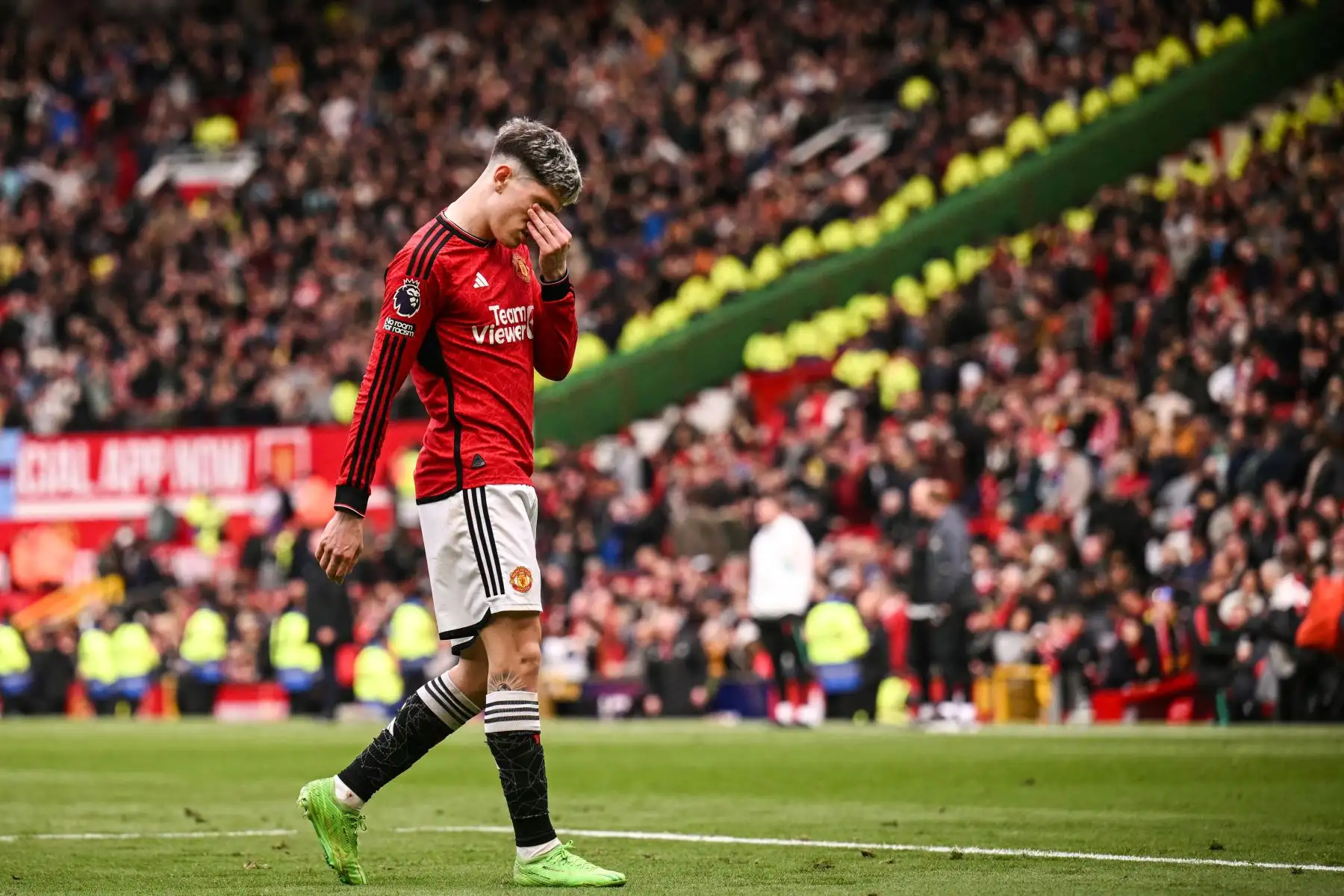 El centrocampista argentino del Manchester United  Alejandro Garnacho reacciona al final del partido de fútbol de la Premier League inglesa entre Manchester United y Burnley. Foto: ANDINA/ AFP