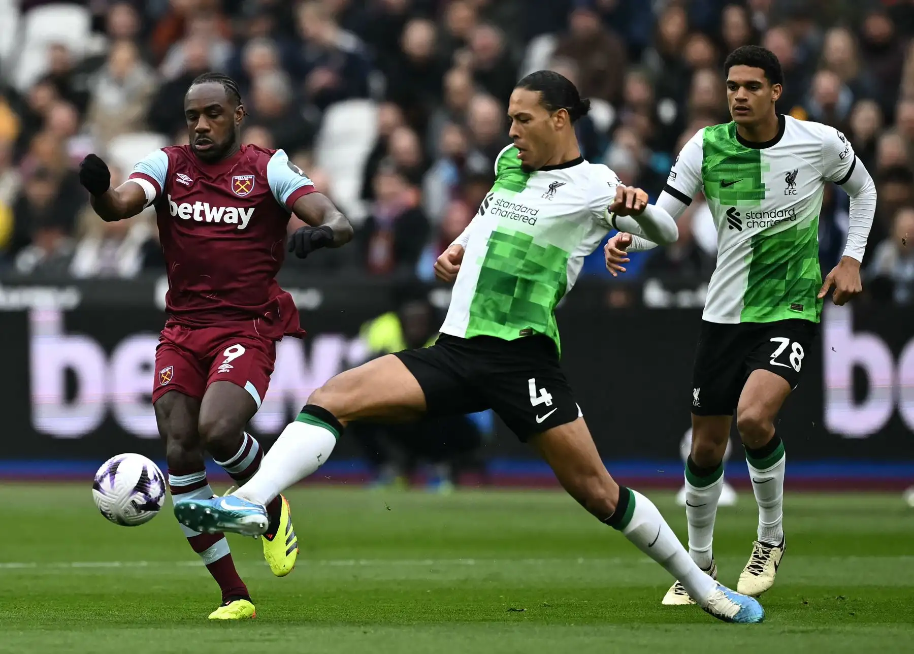 El mediocampista inglés del West Ham United Michail Antonio  compite con el defensor holandés del Liverpool Virgil van Dijk durante el partido de fútbol de la Premier League inglesa entre West Ham United y Liverpool. Foto: ANDINA/AFP