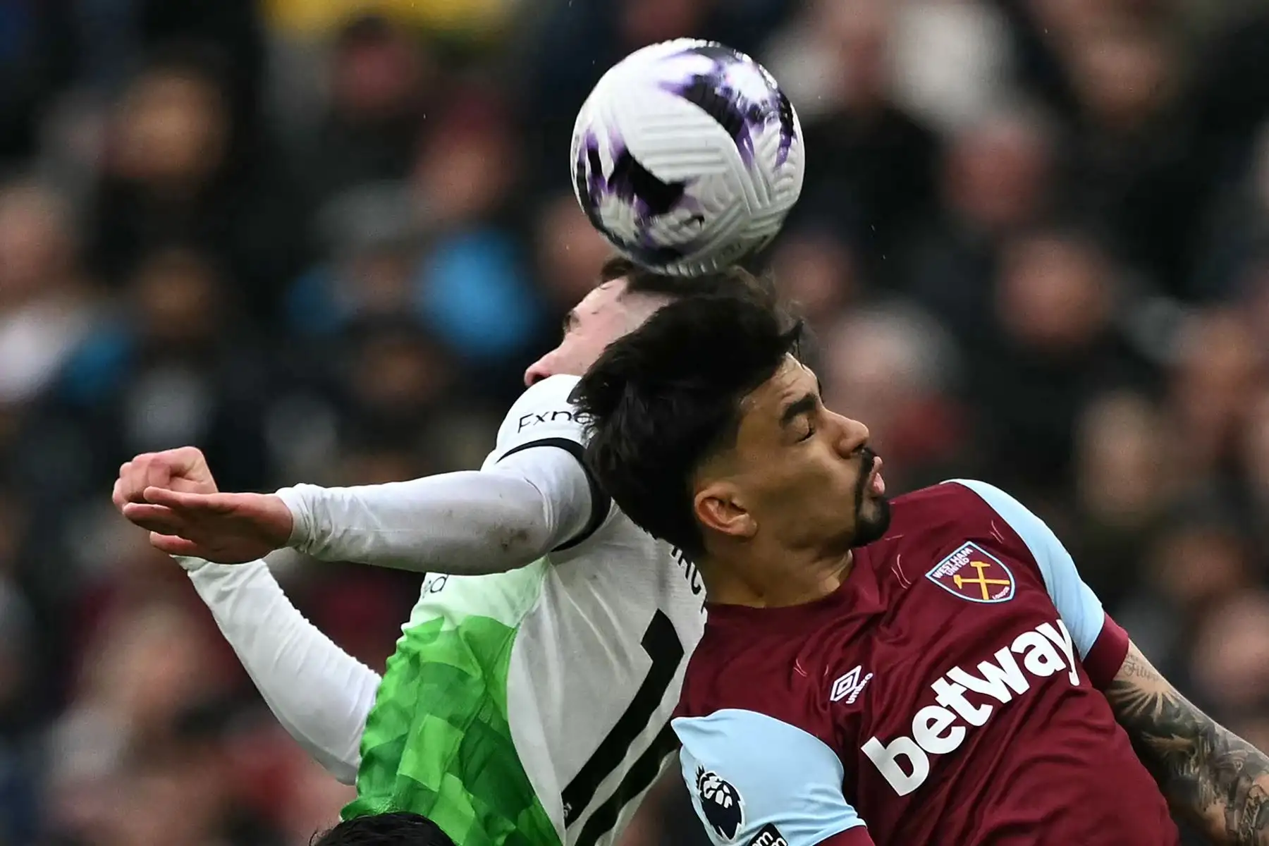 El mediocampista argentino del Liverpool Alexis Mac Allister compite con el mediocampista brasileño del West Ham United Lucas Paqueta durante el partido de fútbol de la Premier League inglesa entre West Ham United y Liverpool. Foto: ANDINA/AFP