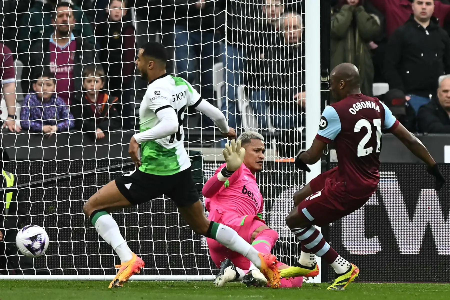 El portero francés del West Ham United  Alphonse Areola comete faltas contra el delantero holandés del Liverpool Cody Gakpo por un penal, pero fue anulado por un fuera de juego en la preparación durante el partido de fútbol de la Liga Premier inglesa entre West Ham United y Liverpool. Foto: ANDINA/AFP
