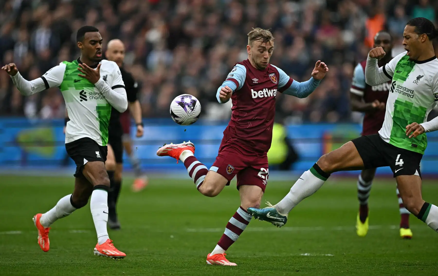 El defensor holandés del Liverpool Virgil van Dijk compite con el delantero inglés del West Ham United Jarrod Bowen durante el partido de fútbol de la Premier League inglesa entre West Ham United y Liverpool: Foto: ANDINA/AFP