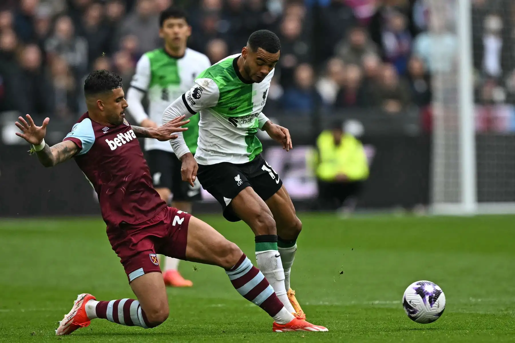 El defensor italiano del West Ham United Emerson  compite con el delantero holandés del Liverpool Cody Gakpo durante el partido de fútbol de la Premier League inglesa entre West Ham United y Liverpool. Foto: ANDINA/AFP
