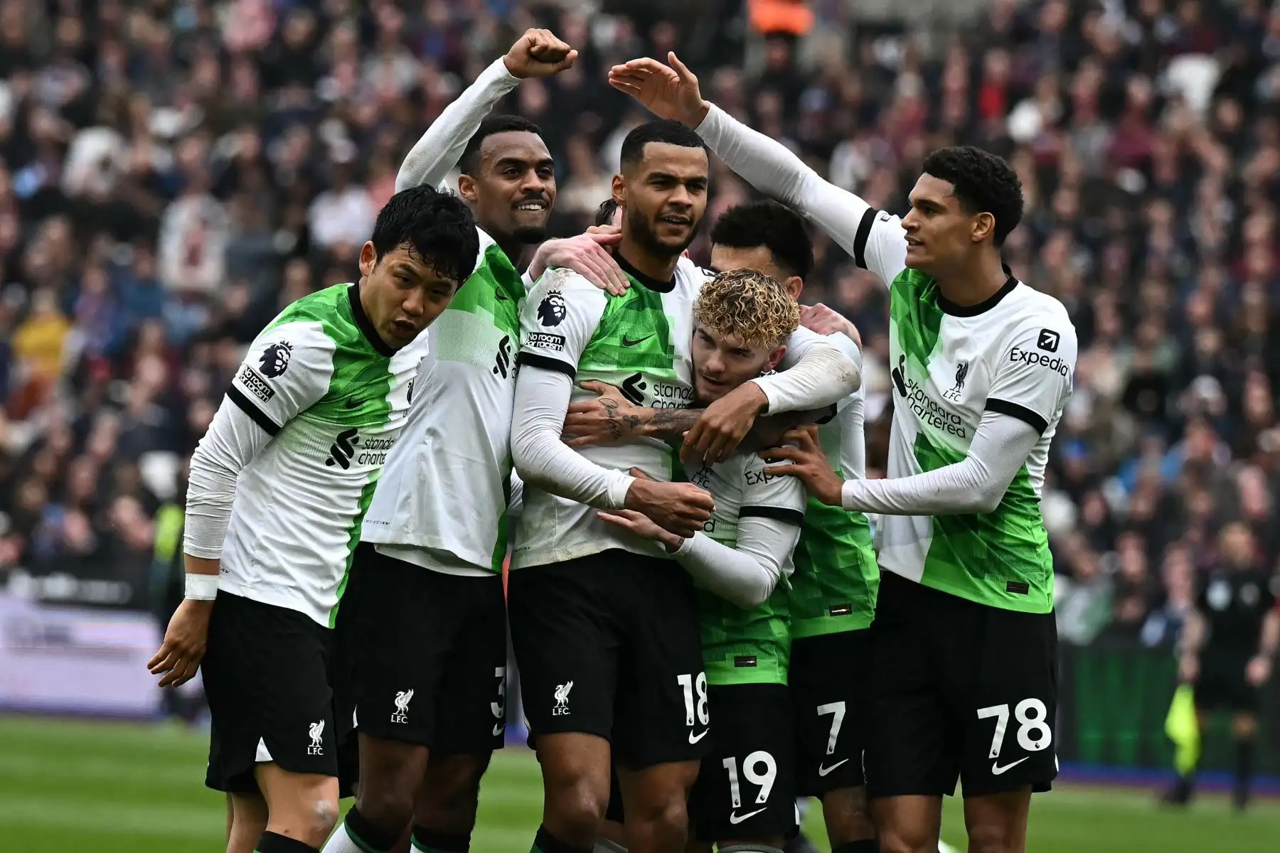 El delantero holandés del Liverpool Cody Gakpo celebra con sus compañeros de equipo después de que su disparo fuera desviado a la red por dos jugadores del West Ham durante el partido de fútbol de la Premier League inglesa entre West Ham United y Liverpool. Foto: ANDINA/AFP