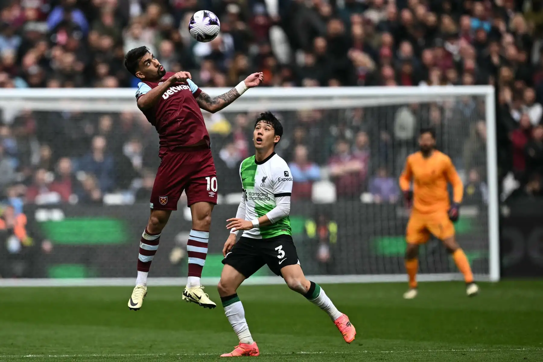 El centrocampista brasileño  del West Ham United, Lucas Paqueta , gana un cabezazo durante el partido de fútbol de la Premier League inglesa entre West Ham United y Liverpool.  Foto: ANDINA/AFP