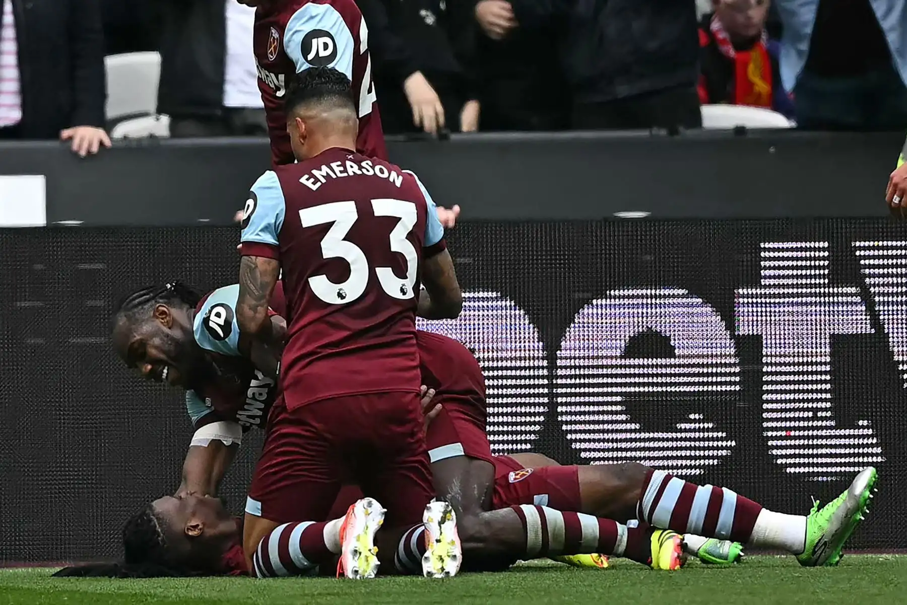 El centrocampista inglés del West Ham United Michail Antonio celebra con sus compañeros de equipo después de marcar su segundo gol durante el partido de fútbol de la Premier League inglesa entre West Ham United y Liverpool. Foto: ANDINA/ AFP