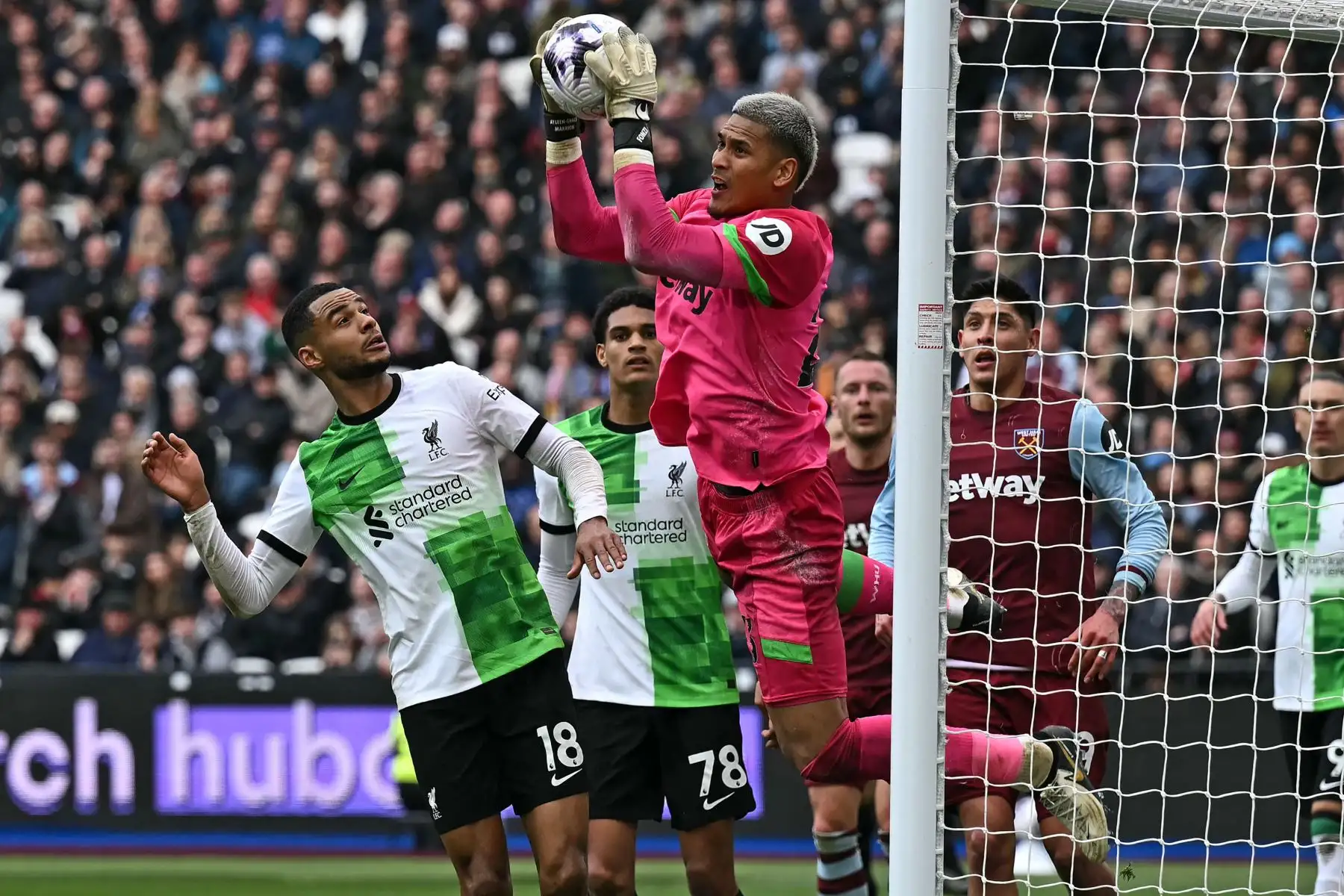 El portero francés del West Ham United, Alphonse Areola, reclama el balón durante el partido de fútbol de la Premier League inglesa entre West Ham United y Liverpool. Foto: ANDINA/AFP
