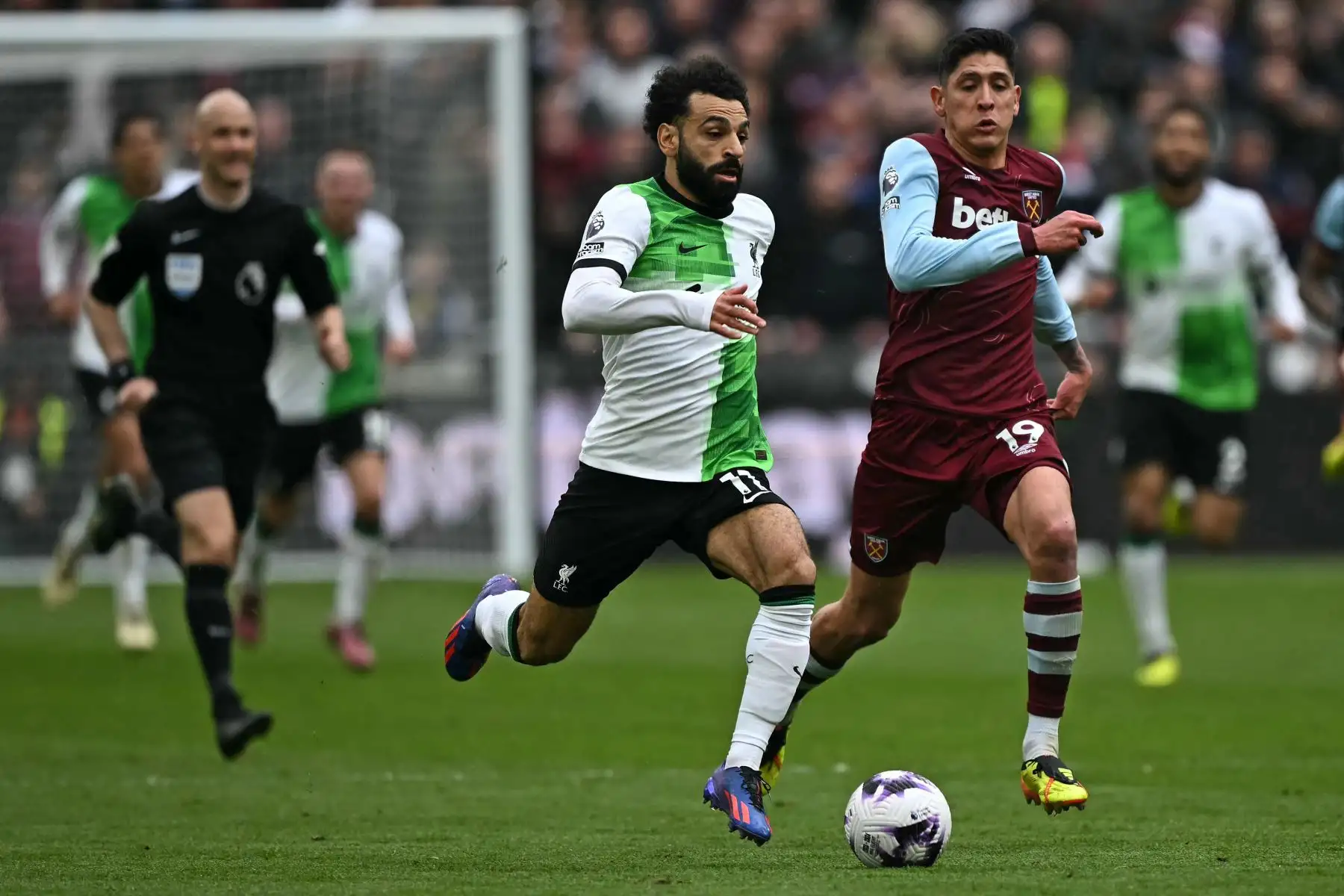El delantero egipcio del Liverpool, Mohamed Salah, corre con el balón durante el partido de fútbol de la Premier League inglesa entre West Ham United y Liverpool. Foto: ANDINA/AFP