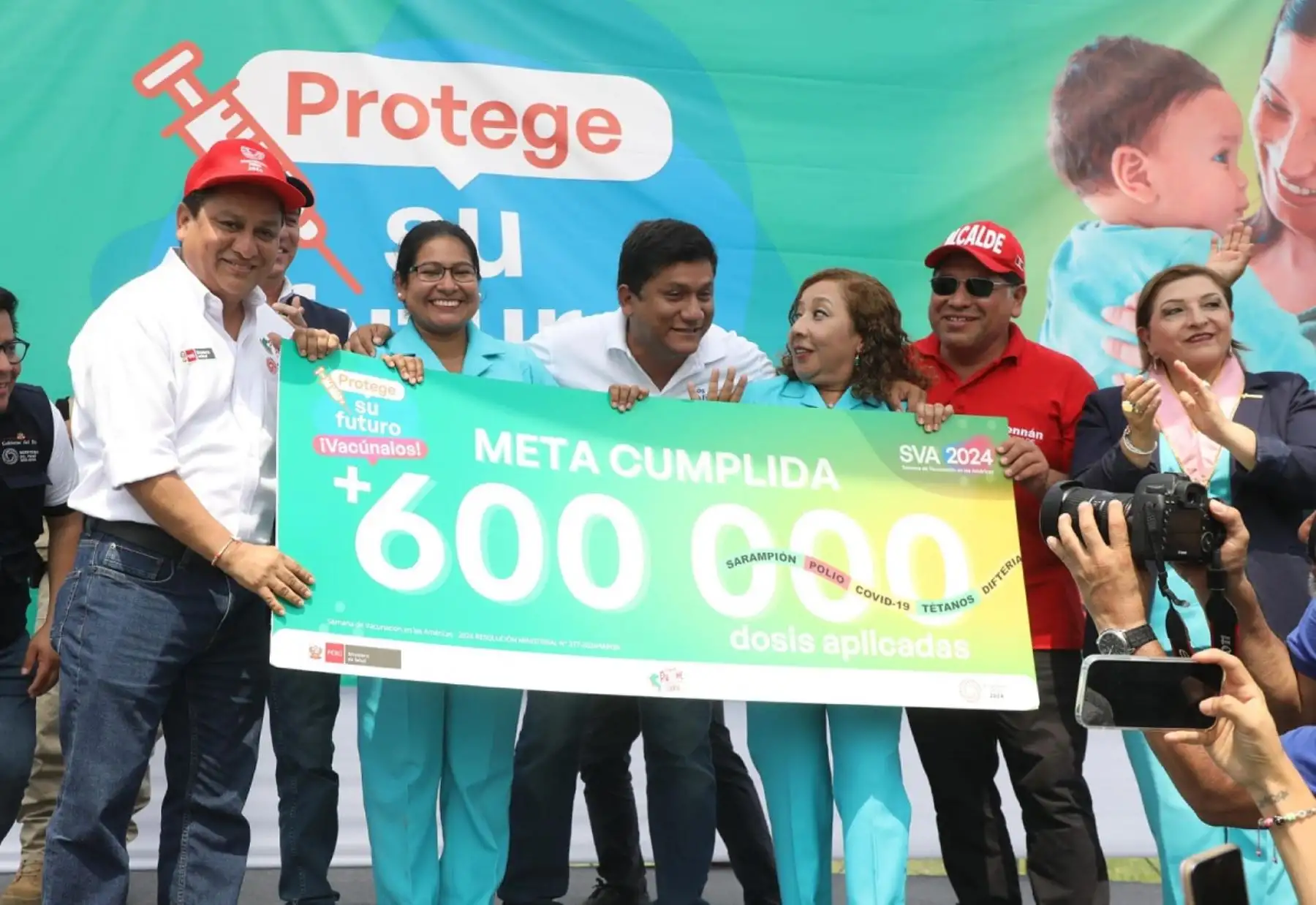 El ministro Vásquez Sánchez felicitó el esfuerzo del personal de salud y brigadas de vacunación que se movilizaron por zonas urbanas, periurbanas y rurales para llevar más salud a la población
