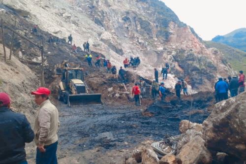 Un grupo de trabajadores mineros llevan atrapados más de 15 horas en el interior de una mina de carbón, luego que se produjera un derrumbe durante la madrugada. El socavón está ubicado en el caserío de Llaray, distrito de Quiruvilca, provincia de Santiago de Chuco, en la región La Libertad.