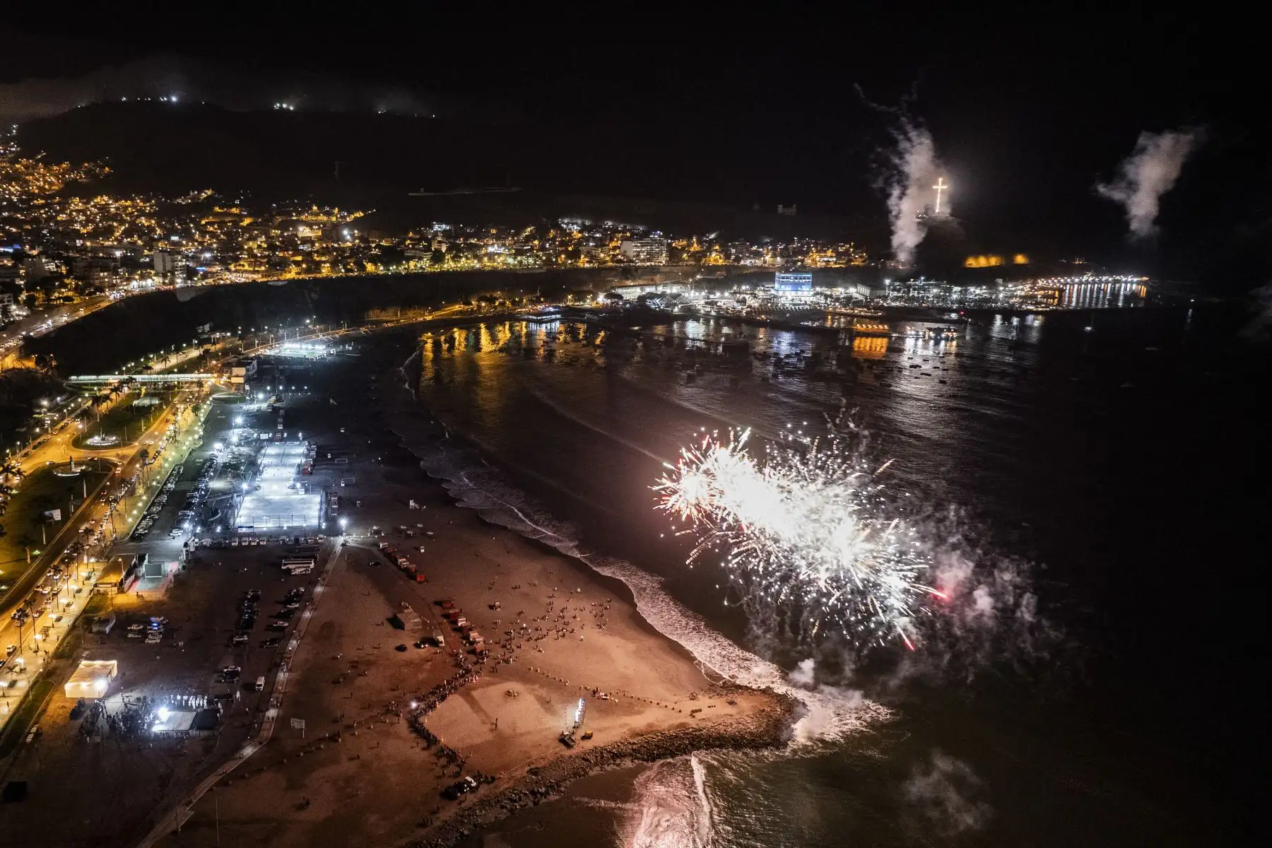 El Buque escuela B.A.P. Unión luce imponente frente a la costa de Chorrillos iluminado de rojo y blanco. Un gran espectáculo de fuegos artificiales le dio la bienvenida tras recorrer 36,400 millas náuticas y 317 días de viaje. Foto: Cortesía/Cristian Olea