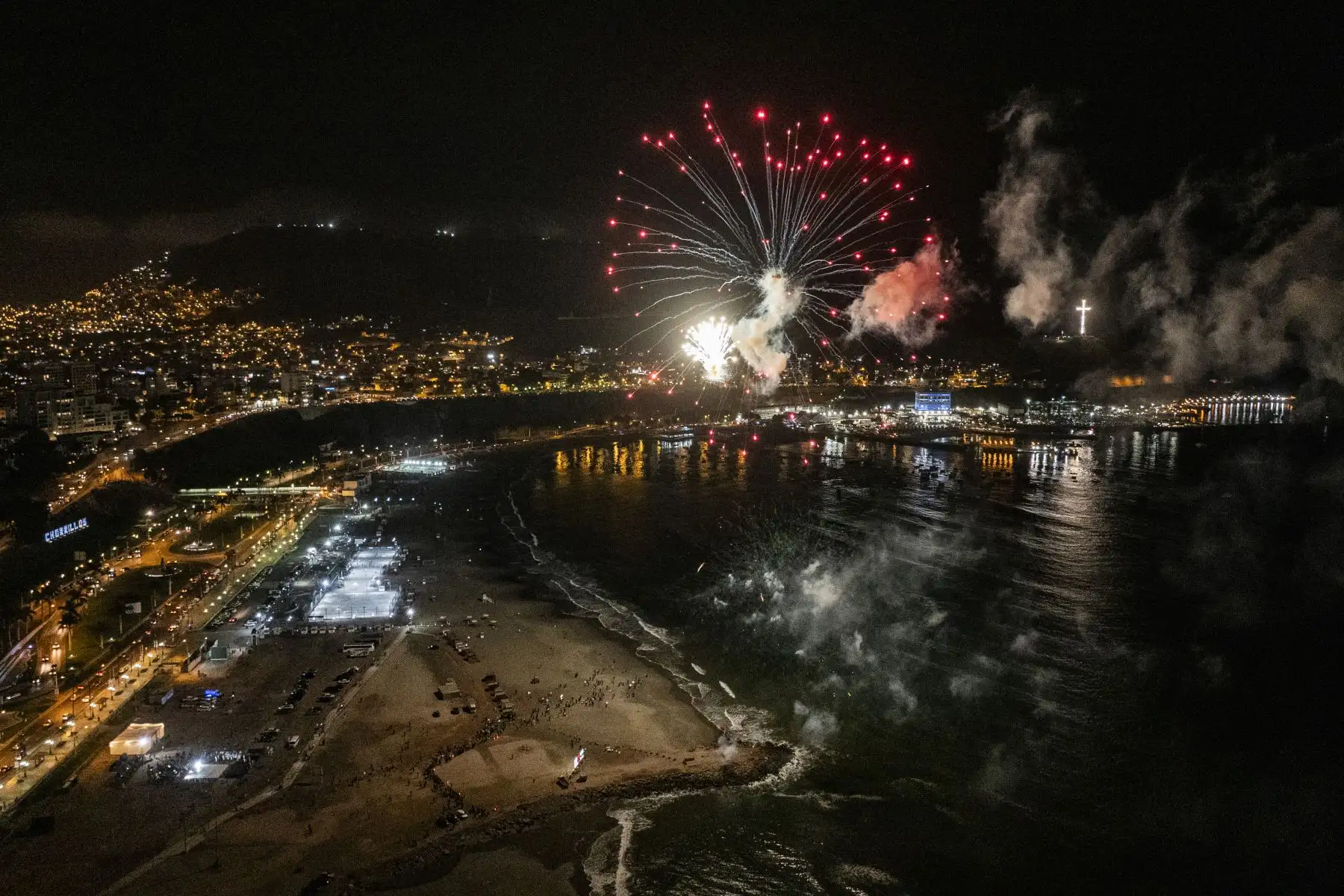 El Buque escuela B.A.P. Unión luce imponente frente a la costa de Chorrillos iluminado de rojo y blanco. Un gran espectáculo de fuegos artificiales le dio la bienvenida tras recorrer 36,400 millas náuticas y 317 días de viaje. Foto: Cortesía/Cristian Olea