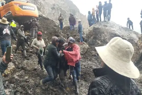 La alegría invadió a los familiares, trabajadores y rescatistas tras poder reencontrarse con los mineros.
