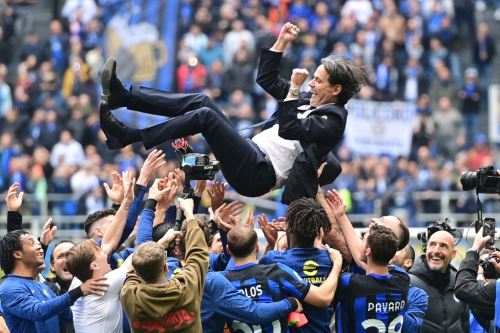 El técnico  Simone Inzaghi  es alzado por sus pupilos durante los festejos del Inter tras haber obtenido el título de la Serie A de Italia